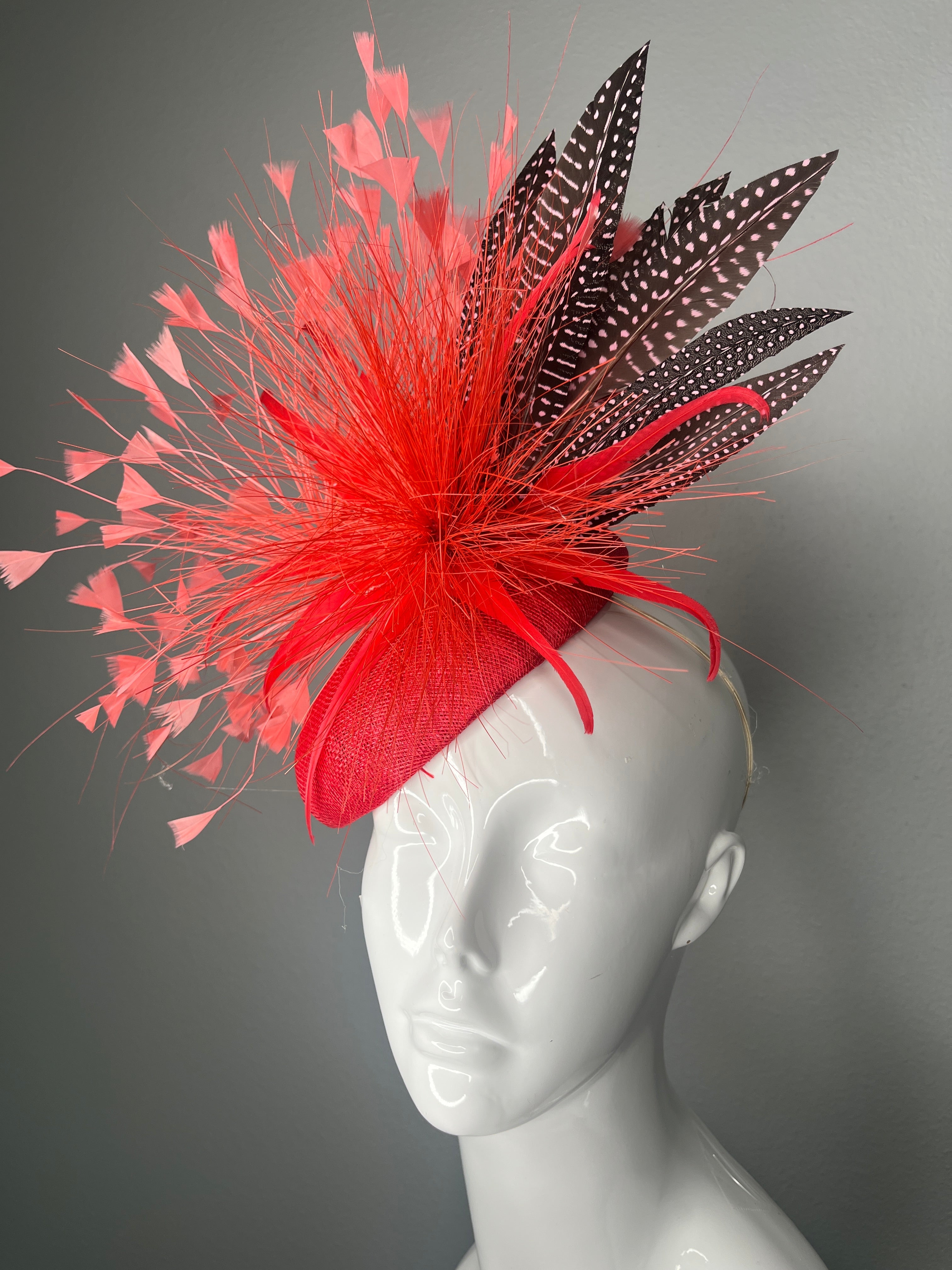 Rot Sinamay Fascinator mit Feuerwerk Feder Burst Polka Dot Federn Coral Sprays Kentucky Derby Breeders Cup Royal Ascot Hat