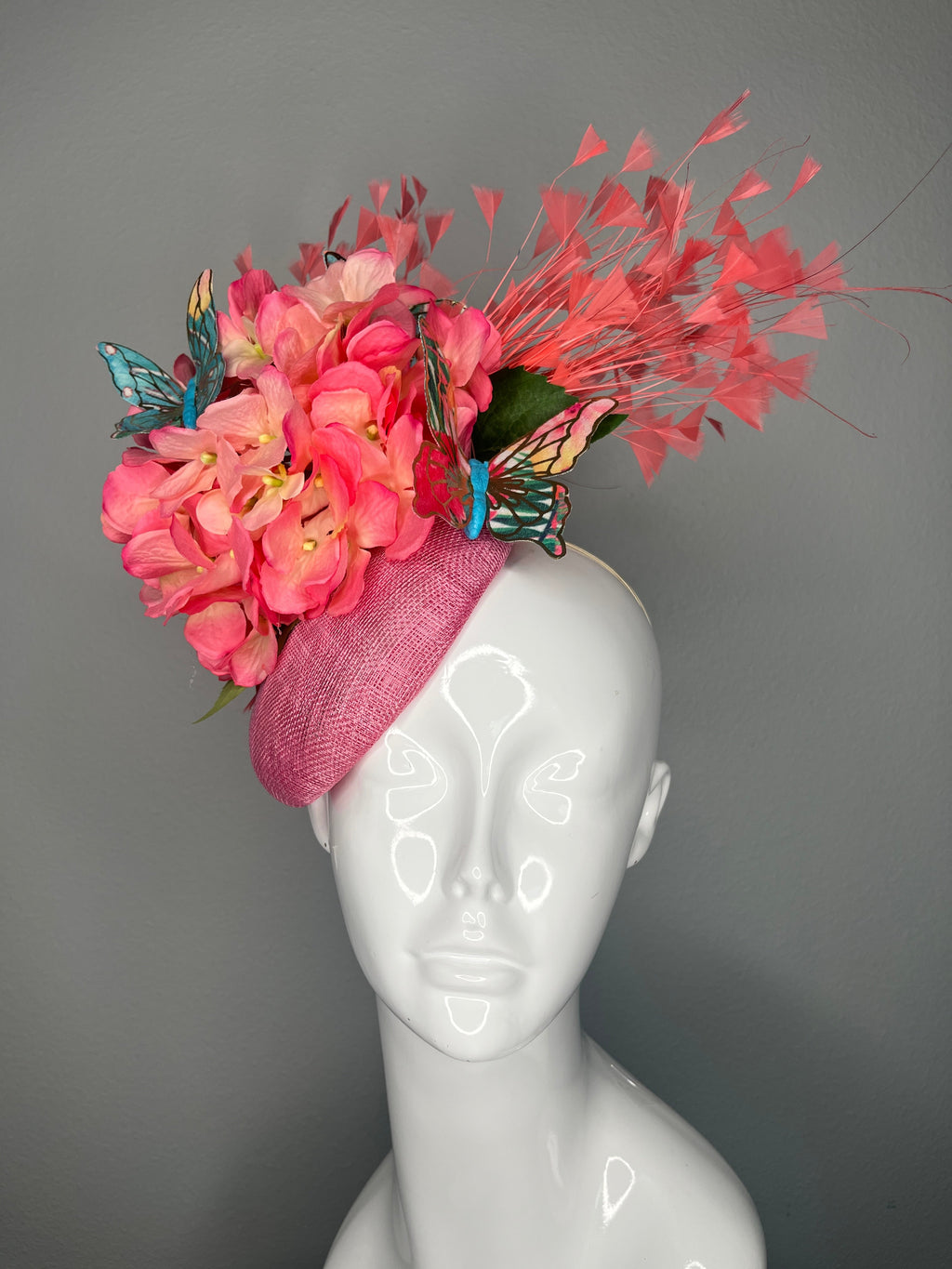 Rosa Hydrangea Fascinator mit Coral Feder Spray und Schmetterlinge