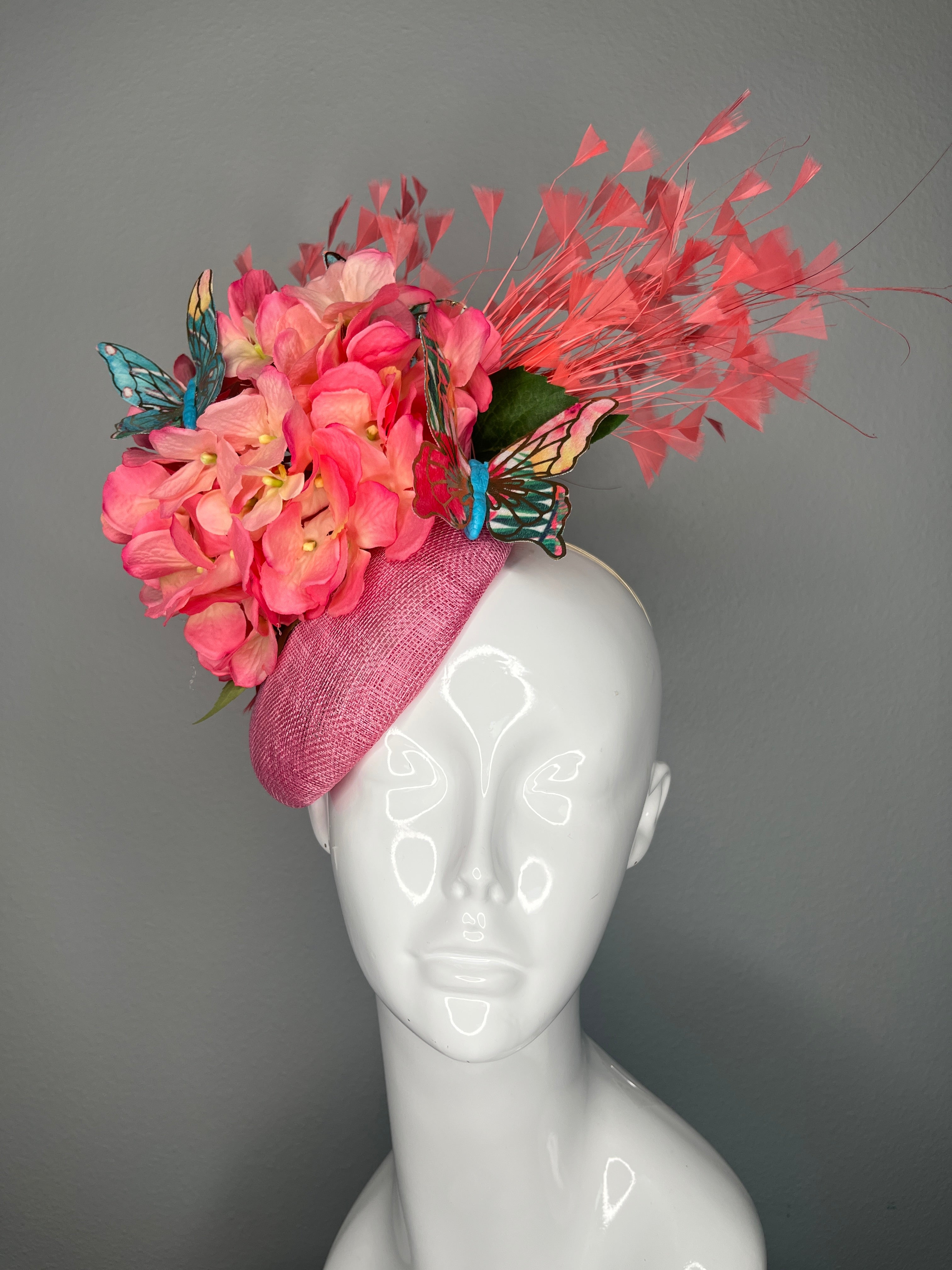 Rosa Hydrangea Fascinator mit Coral Feder Spray und Schmetterlinge