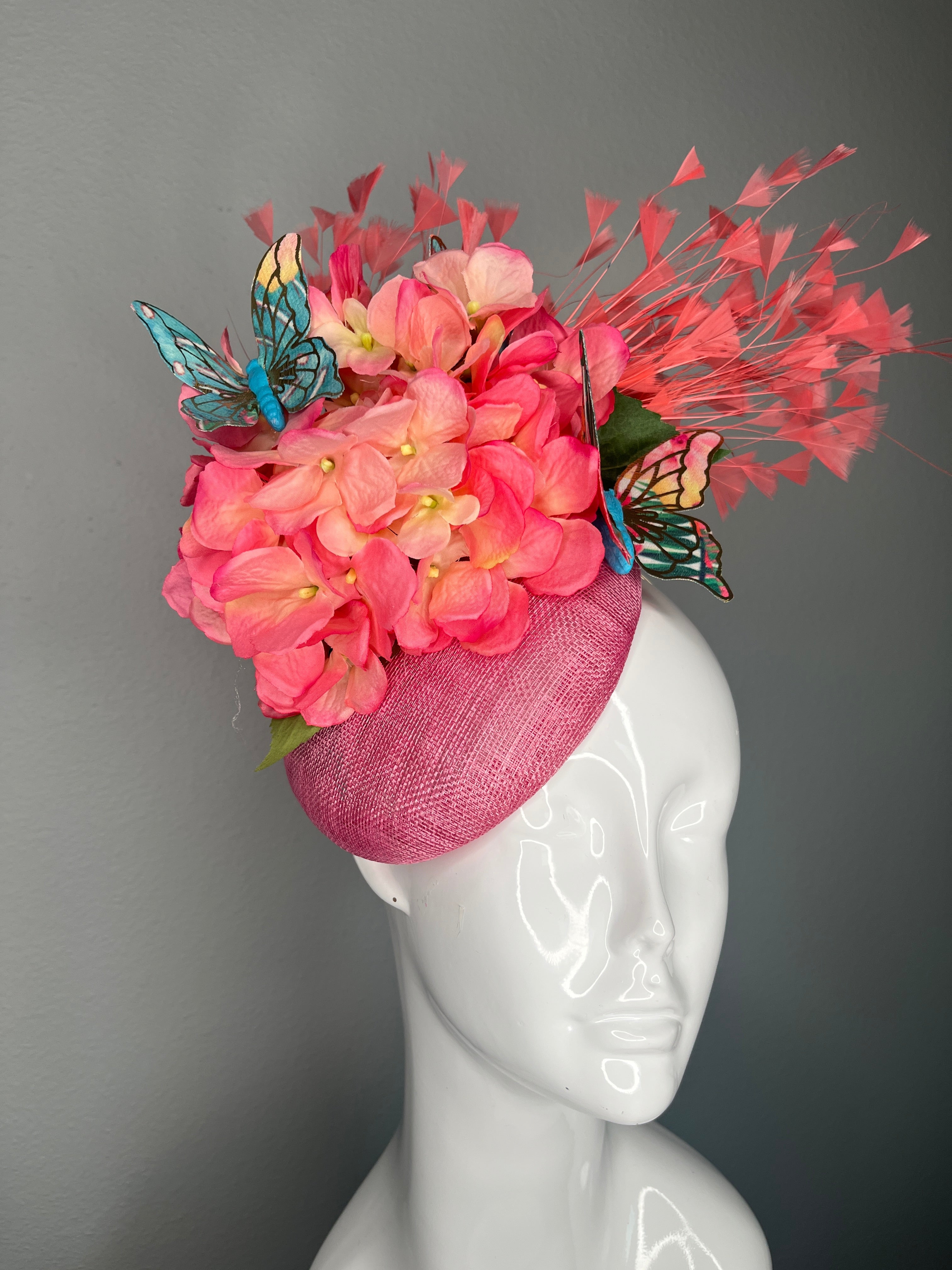 Rosa Hydrangea Fascinator mit Coral Feder Spray und Schmetterlinge