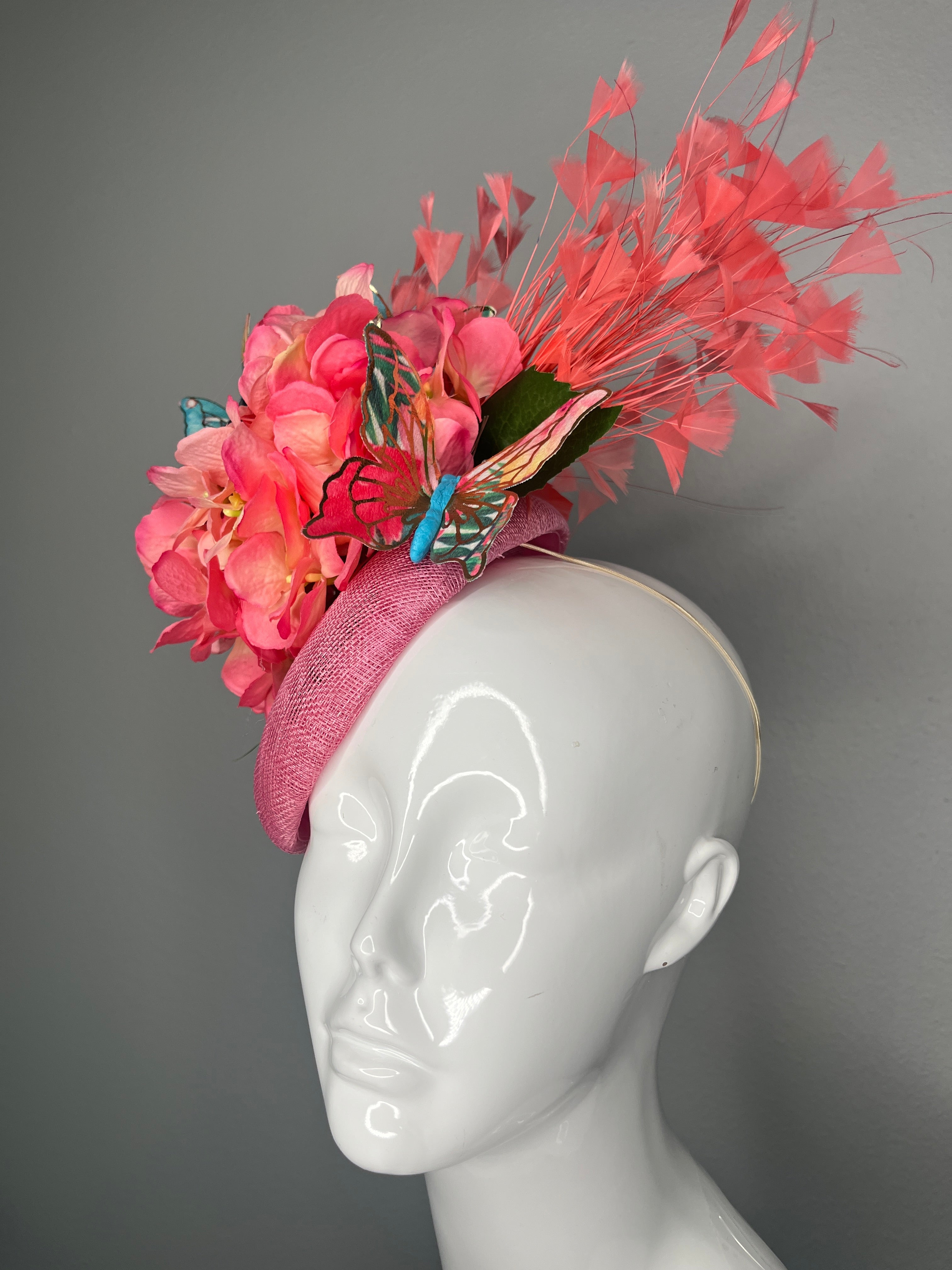 Rosa Hydrangea Fascinator mit Coral Feder Spray und Schmetterlinge
