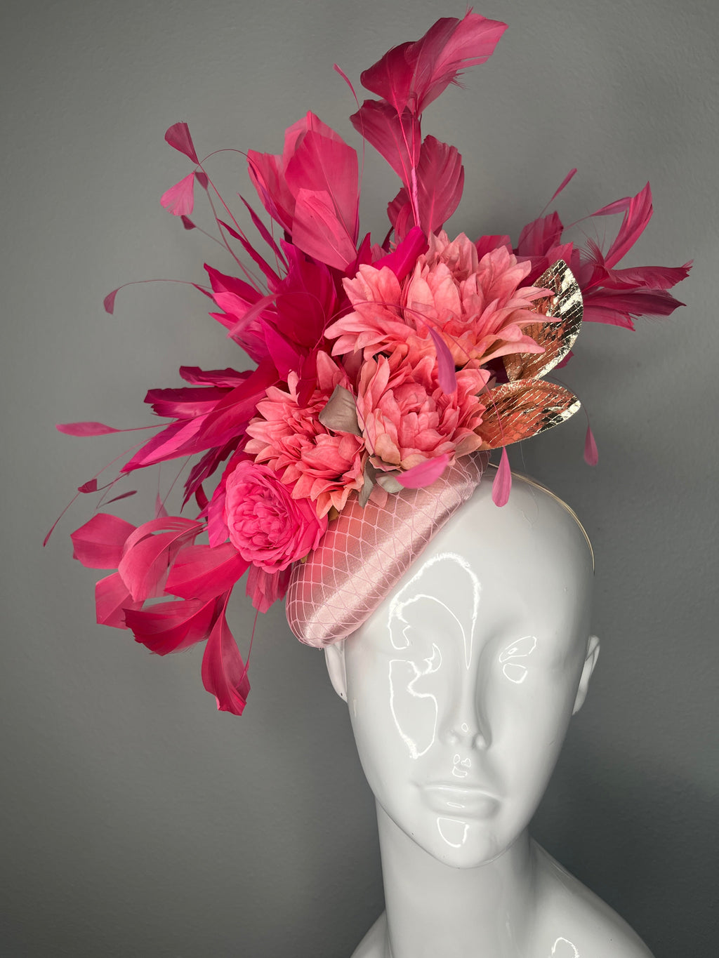 Kentucky Derby Altrosa Fascinator mit Fuchsia Federn Blumenblüten metallisch-goldene Blätter