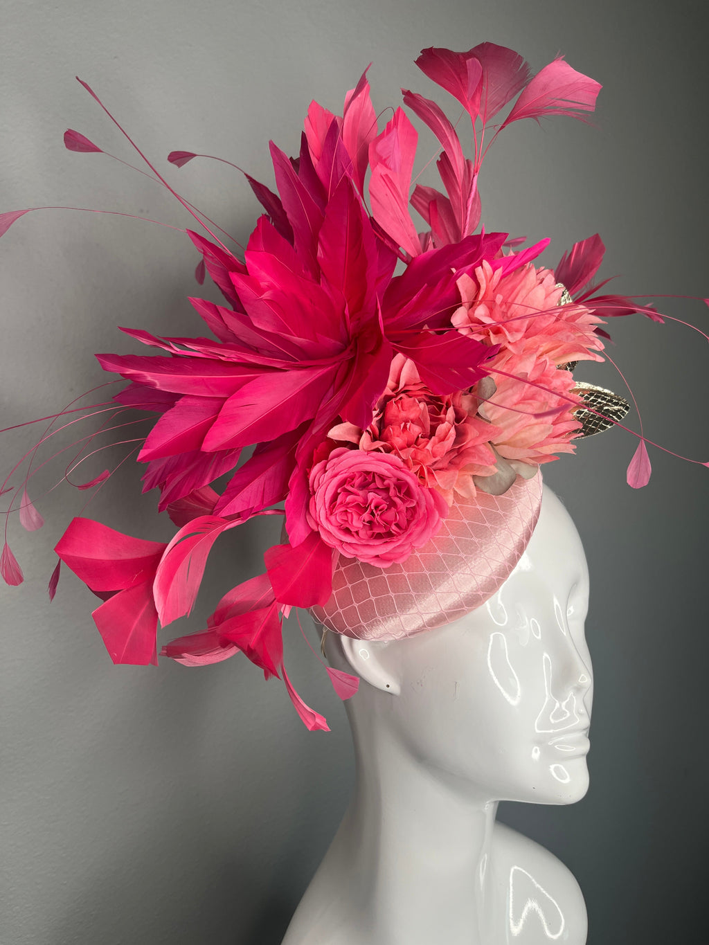 Kentucky Derby Altrosa Fascinator mit Fuchsia Federn Blumenblüten metallisch-goldene Blätter