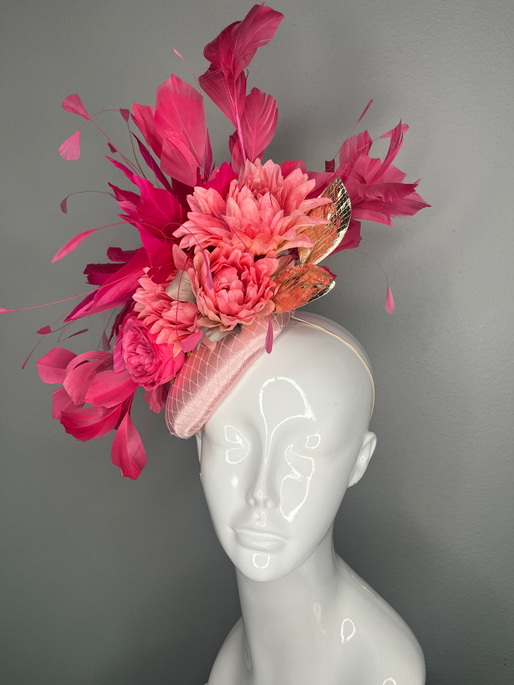 Kentucky Derby Altrosa Fascinator mit Fuchsia Federn Blumenblüten metallisch-goldene Blätter