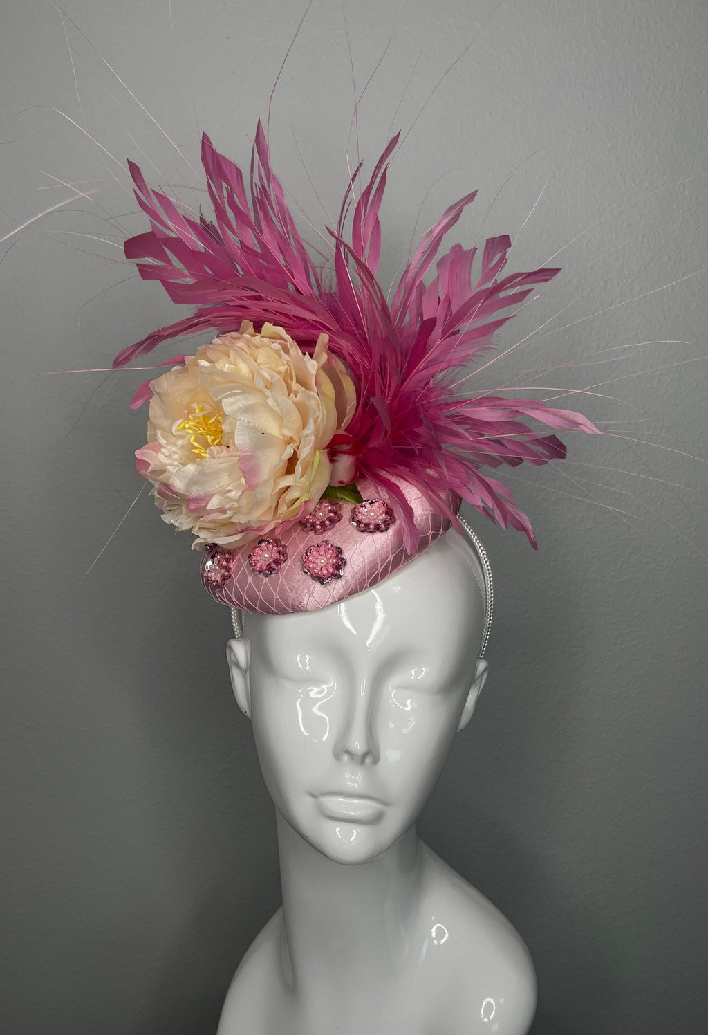 Rosa Pfingstrose Blumen und rosa Federn Burst Fascinator