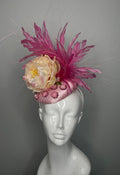 Rosa Pfingstrose Blumen und rosa Federn Burst Fascinator