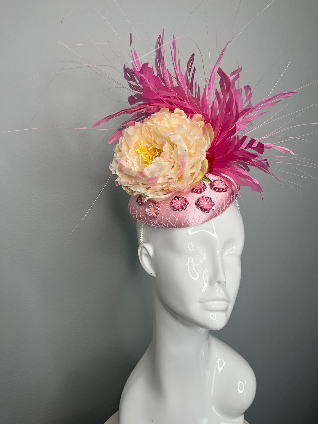 Rosa Pfingstrose Blumen und rosa Federn Burst Fascinator