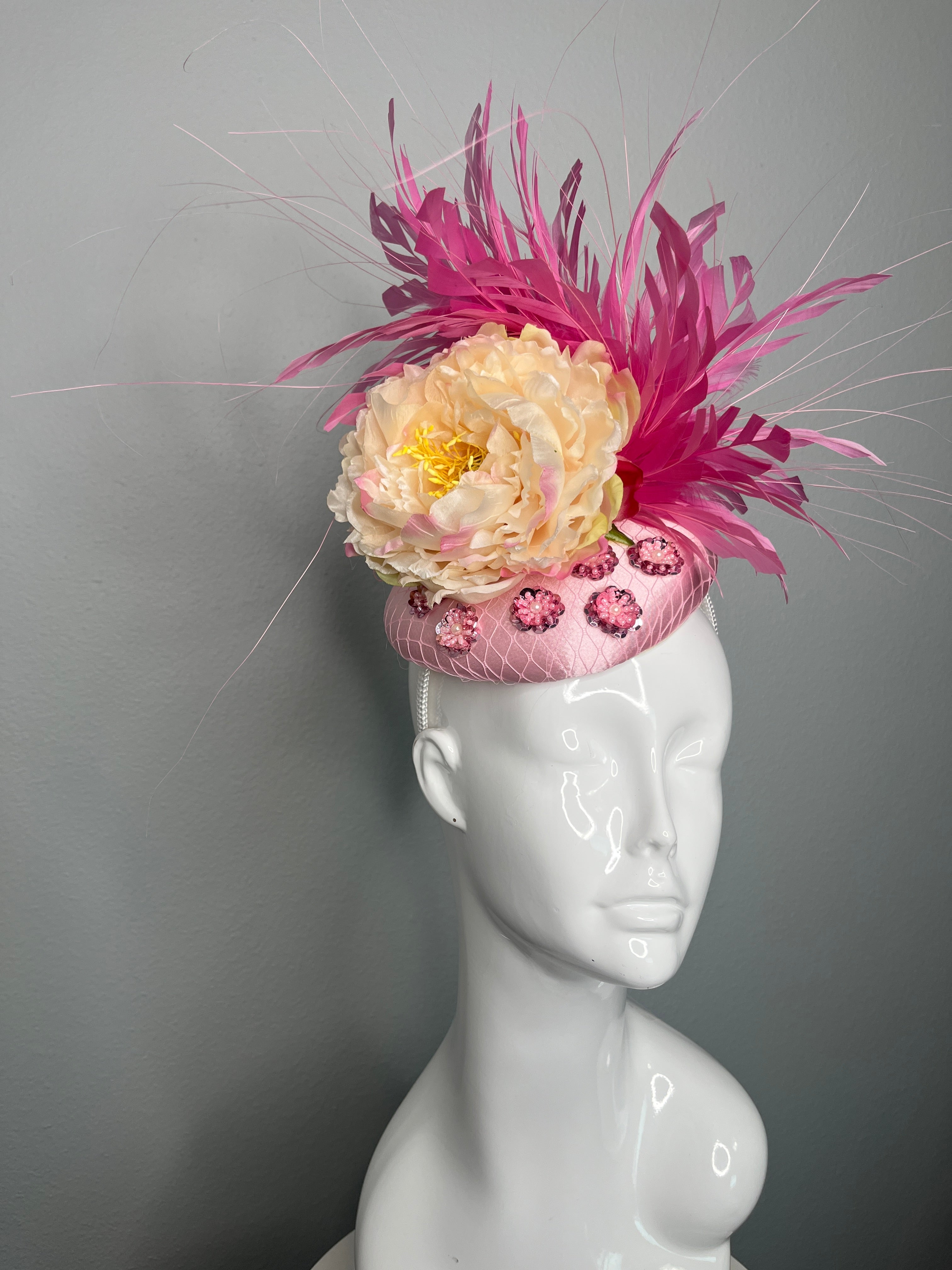 Rosa Pfingstrose Blumen und rosa Federn Burst Fascinator