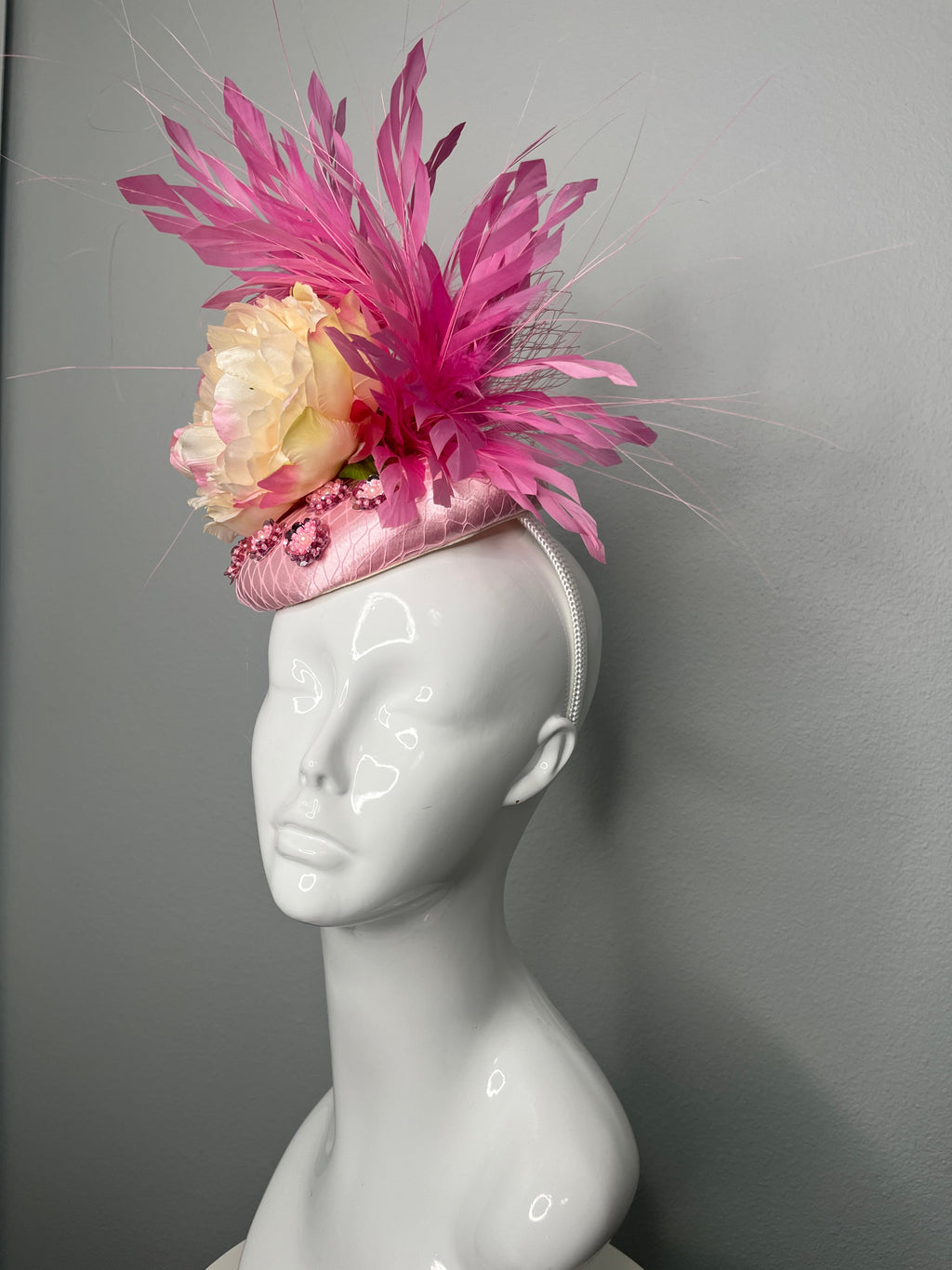 Rosa Pfingstrose Blumen und rosa Federn Burst Fascinator