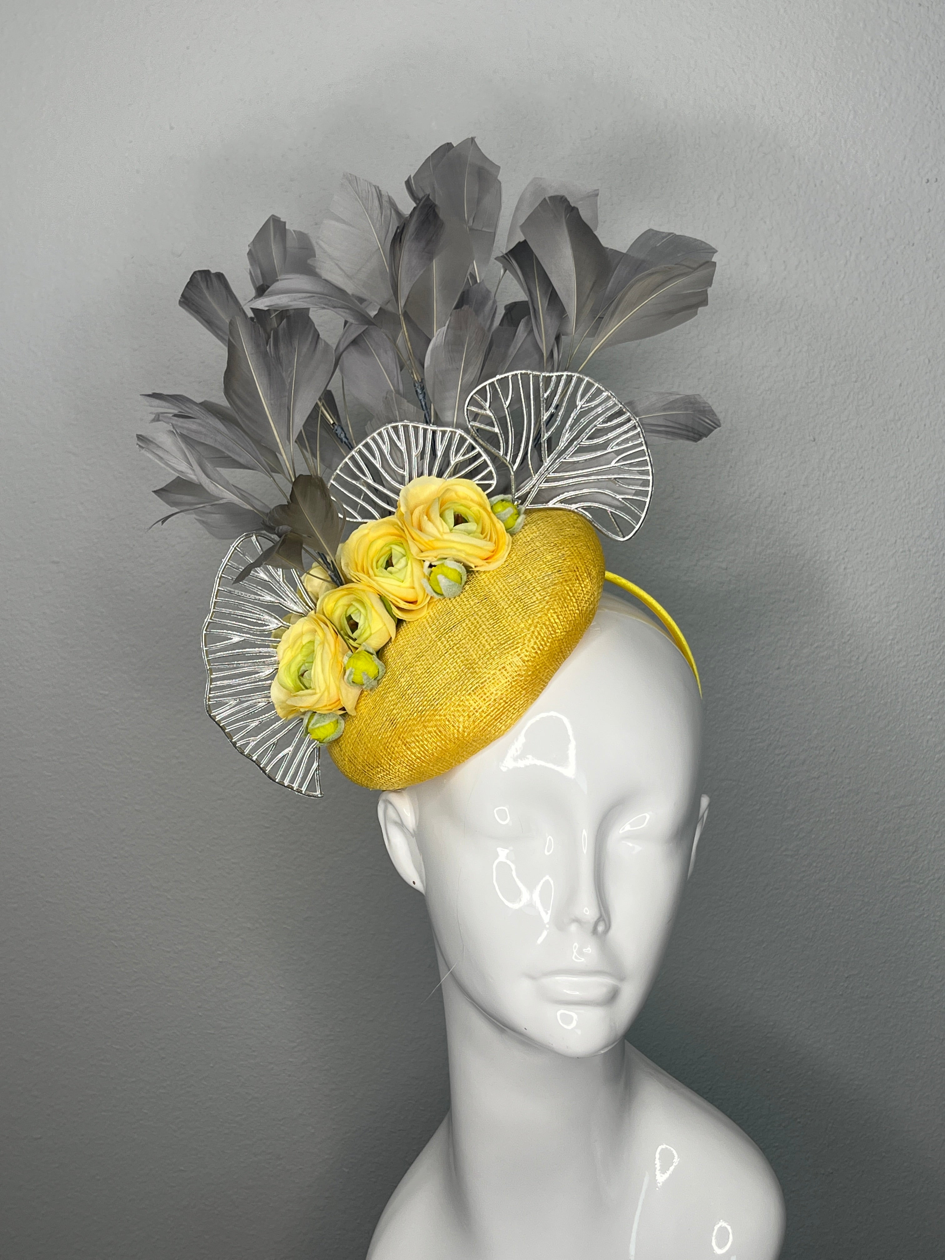 Gelbe und graue Blumenfeder Fascinator Hut