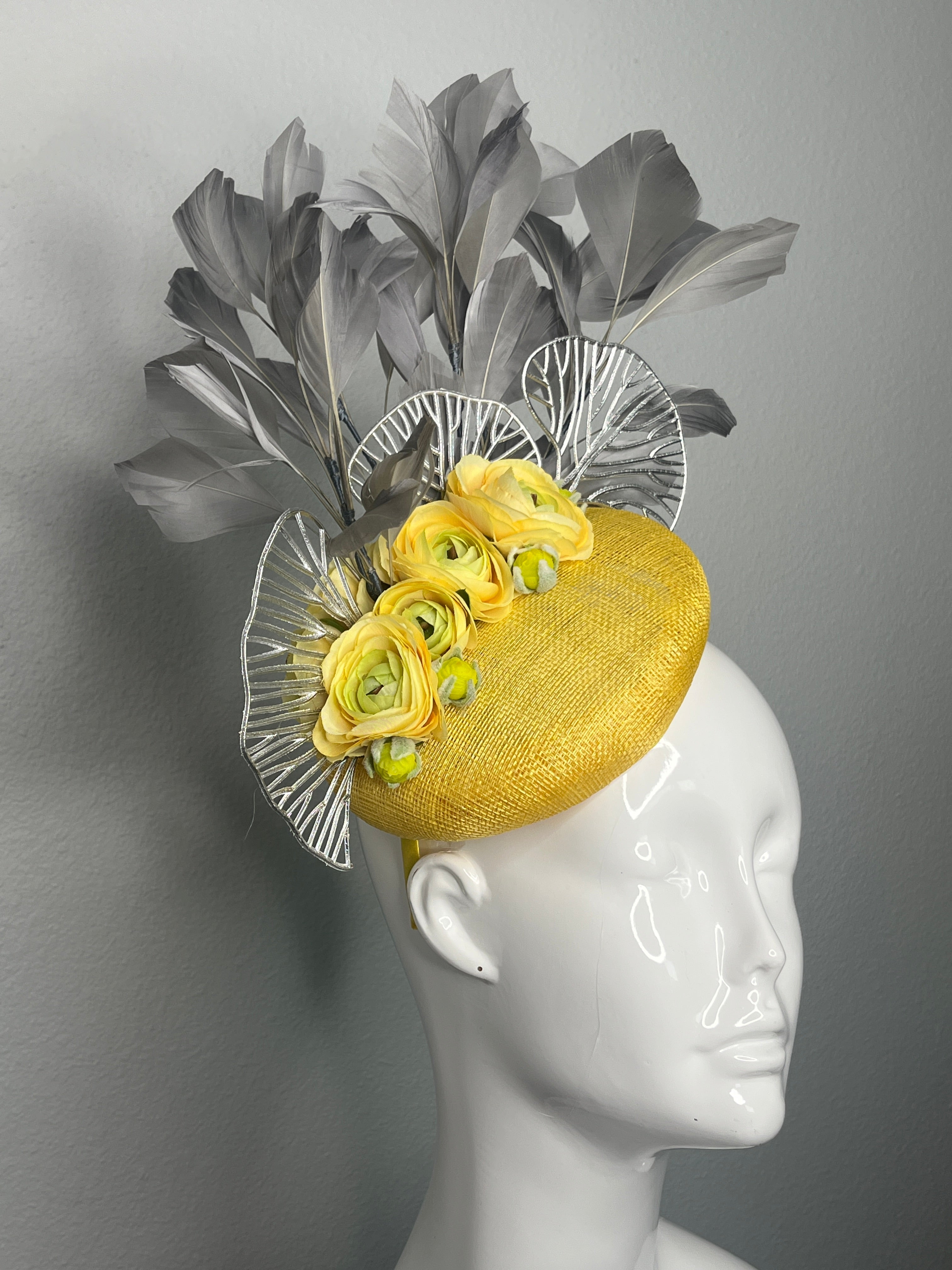 Gelbe und graue Blumenfeder Fascinator Hut