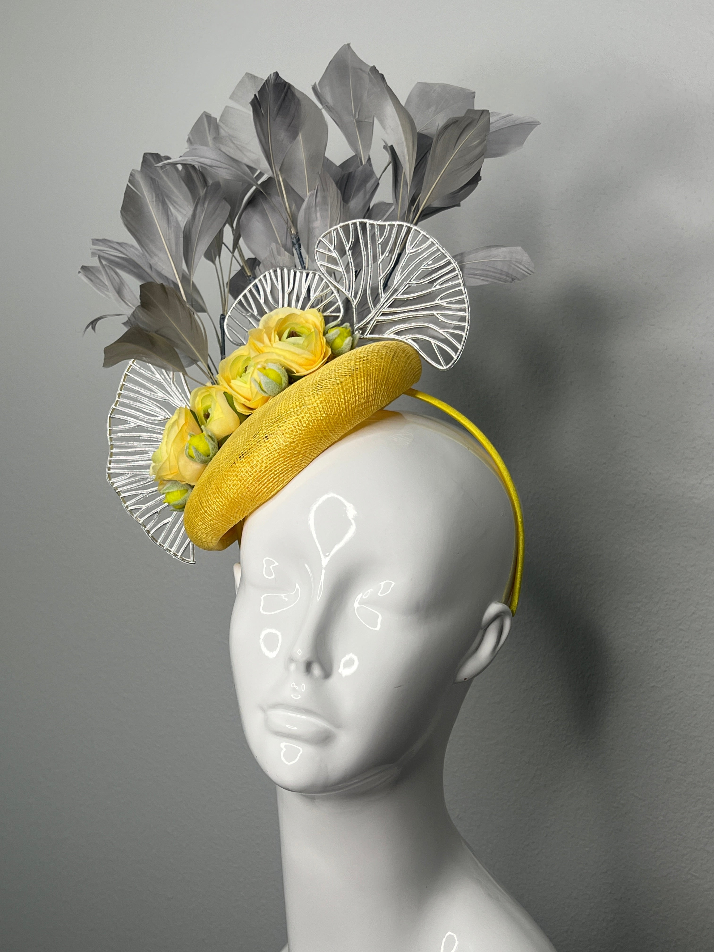 Gelbe und graue Blumenfeder Fascinator Hut