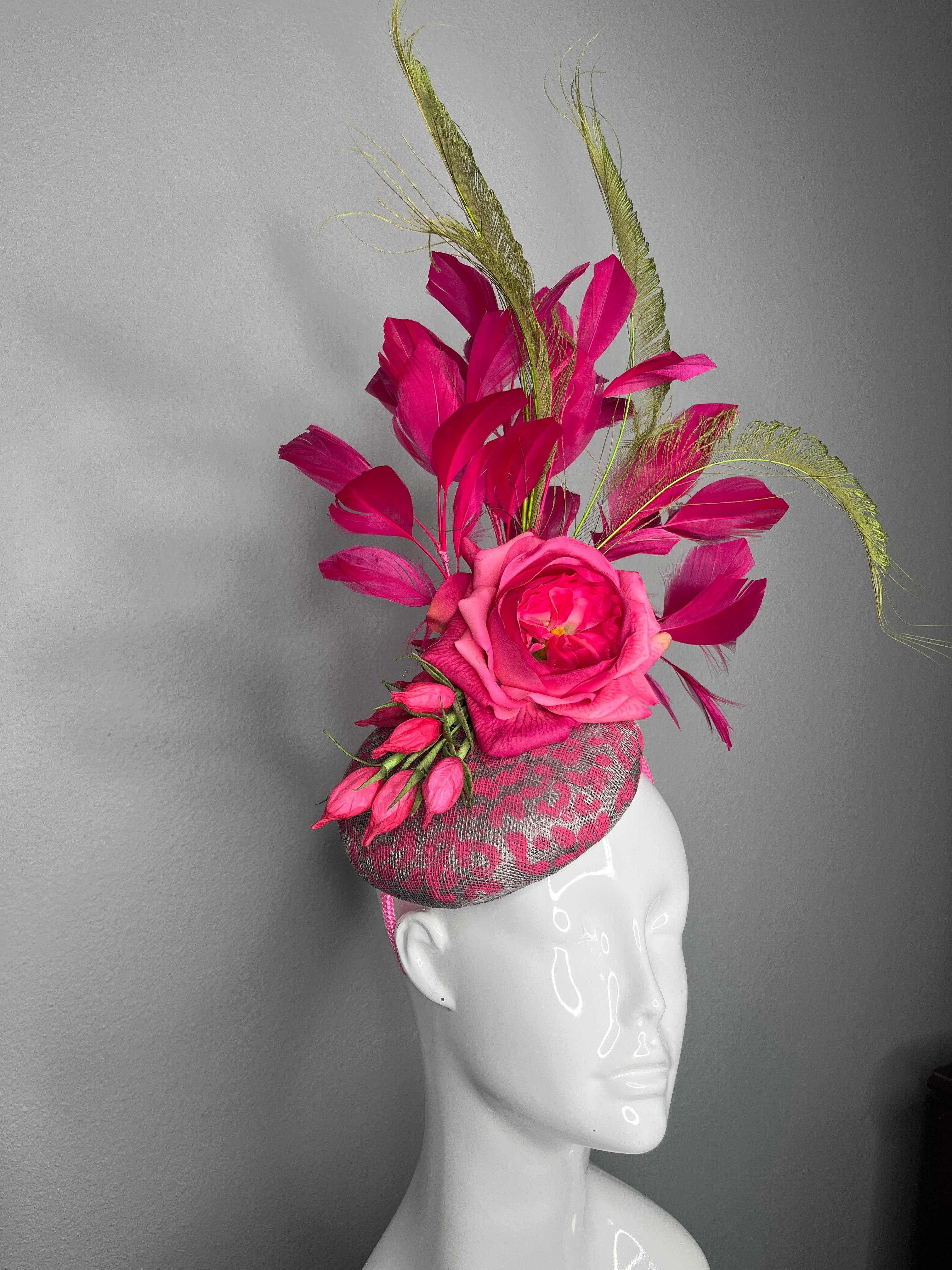 Fuchsia Fantasy Leuchtrosa Rose und Feder Statement-Fascinator