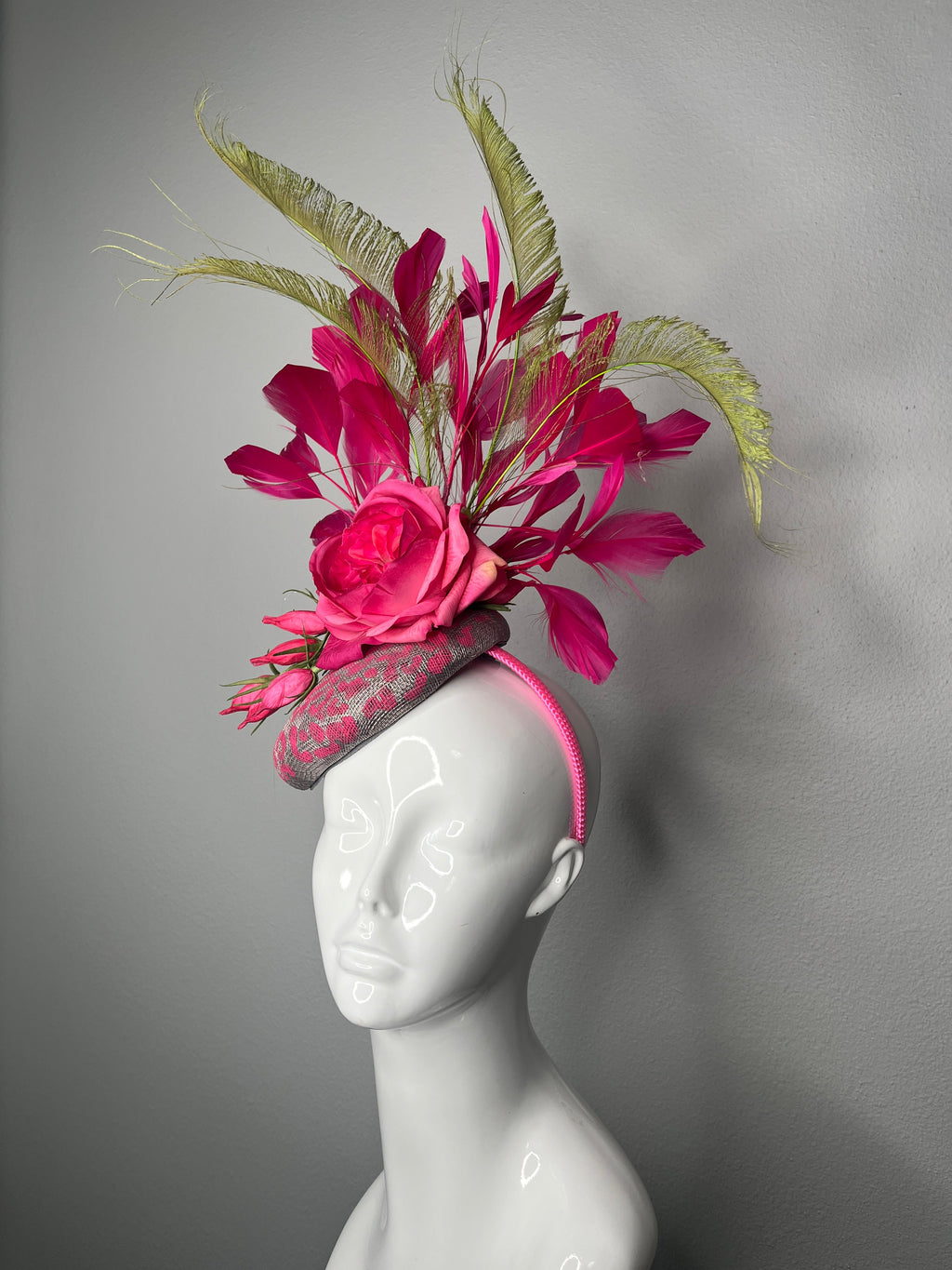 Fuchsia Fantasy Leuchtrosa Rose und Feder Statement-Fascinator