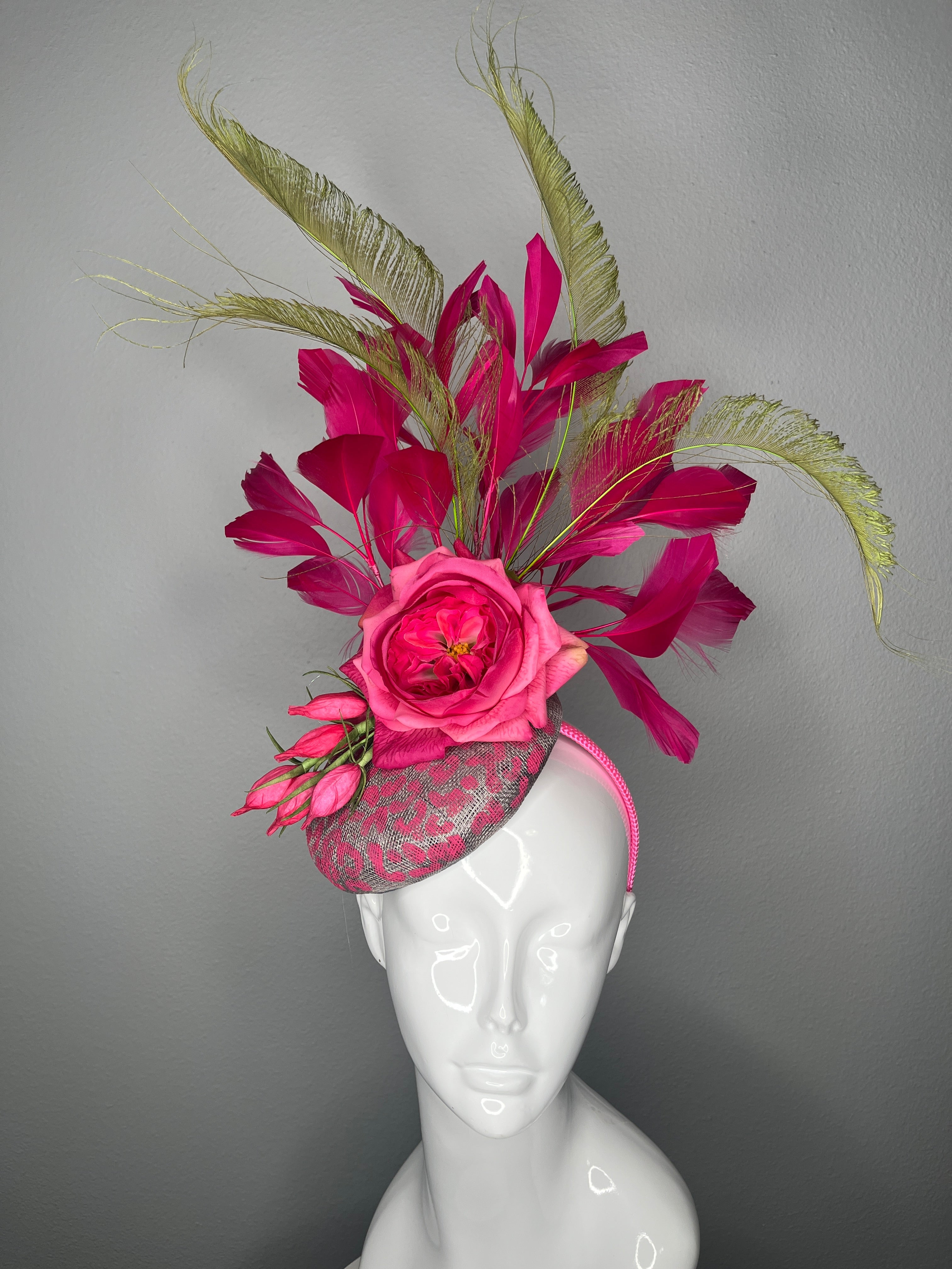 Fuchsia Fantasy Leuchtrosa Rose und Feder Statement-Fascinator