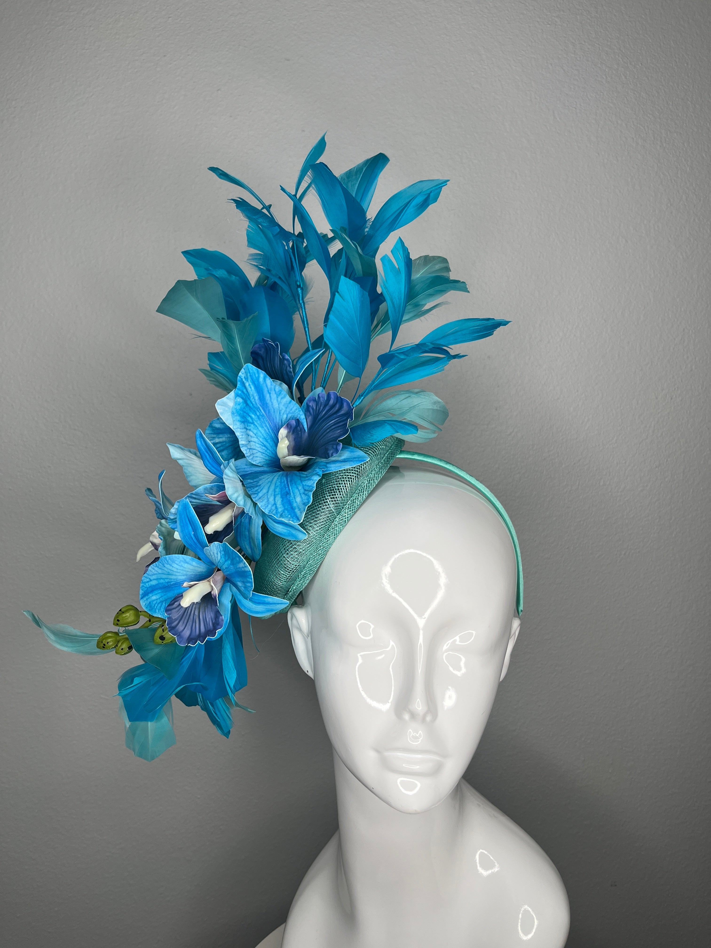 Blaue Lagune Flüstern Blau und Türkis Orchidee Fascinator Hut