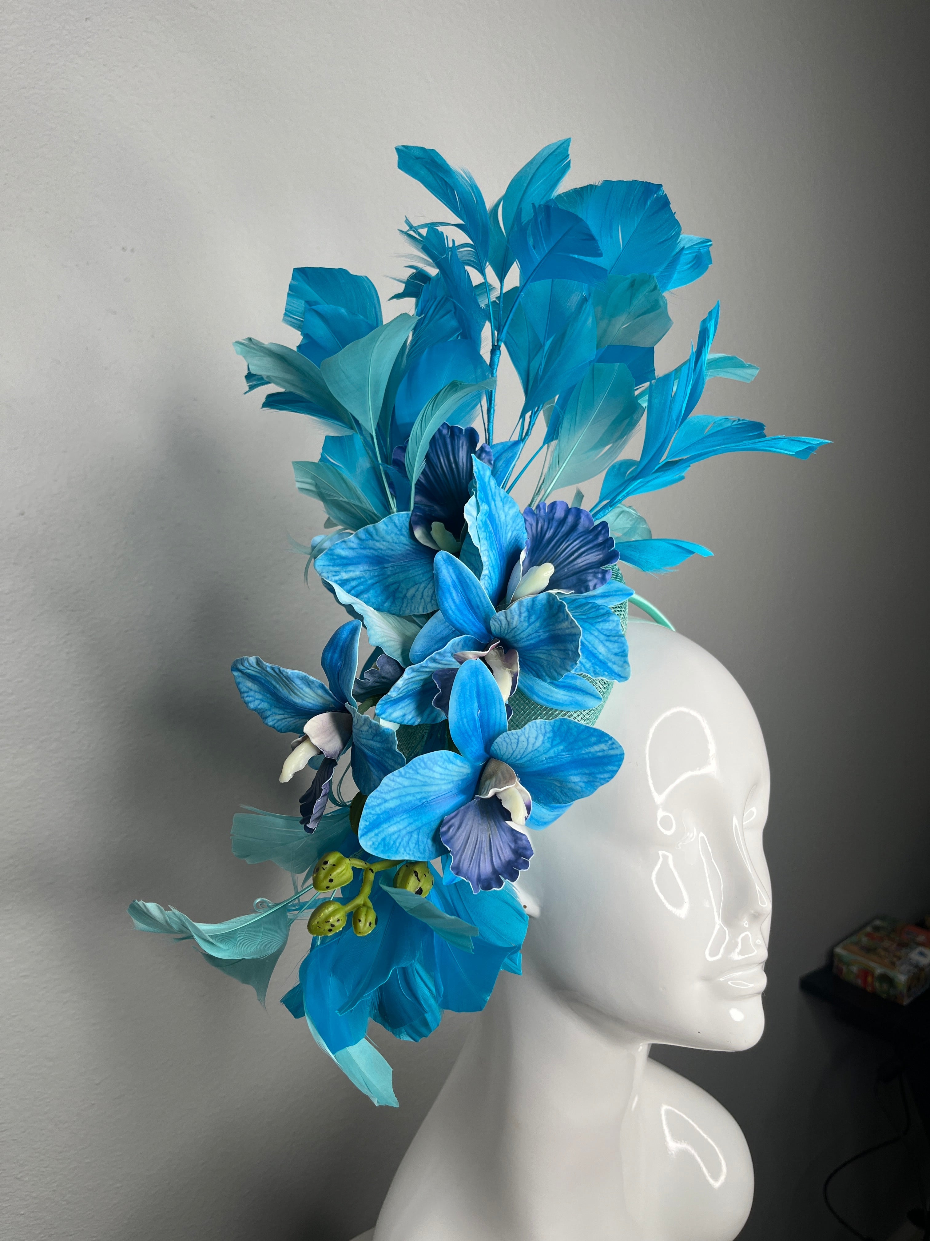 Blaue Lagune Flüstern Blau und Türkis Orchidee Fascinator Hut