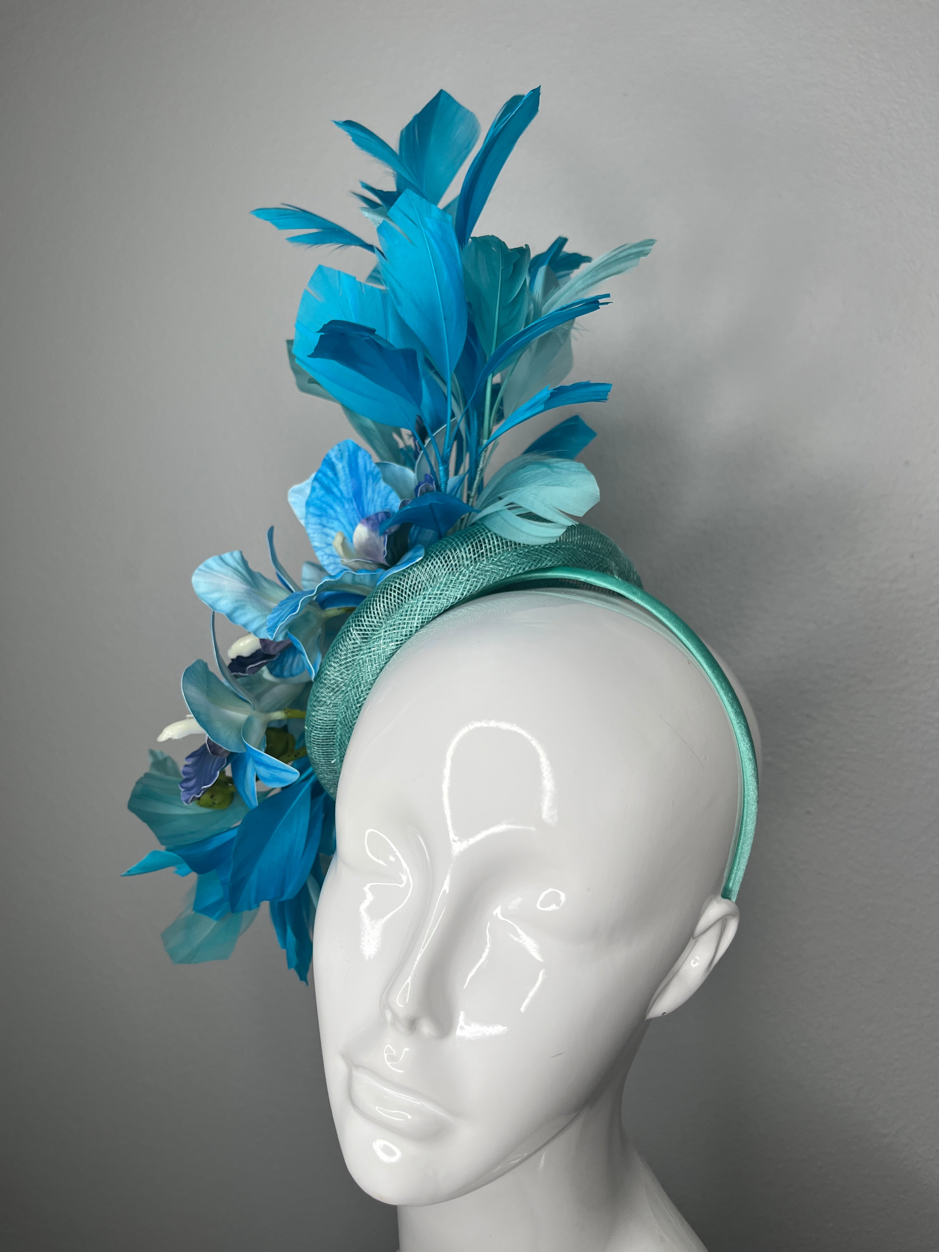 Blaue Lagune Flüstern Blau und Türkis Orchidee Fascinator Hut