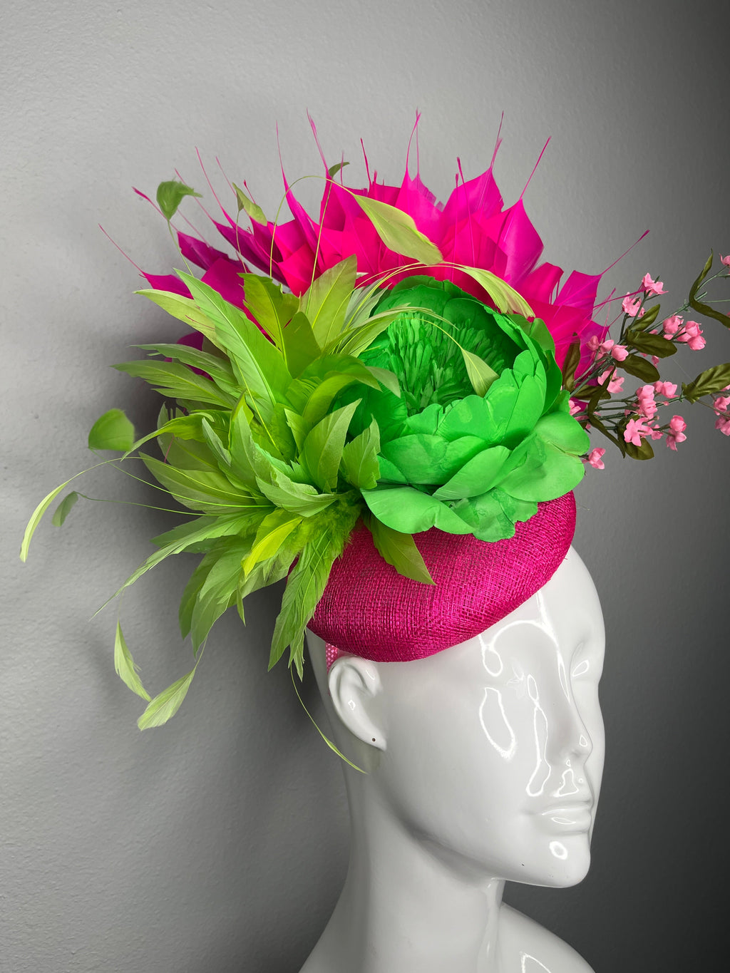 Lime und Leuchtrosa Tropical Bloom Feder Fascinator Hut