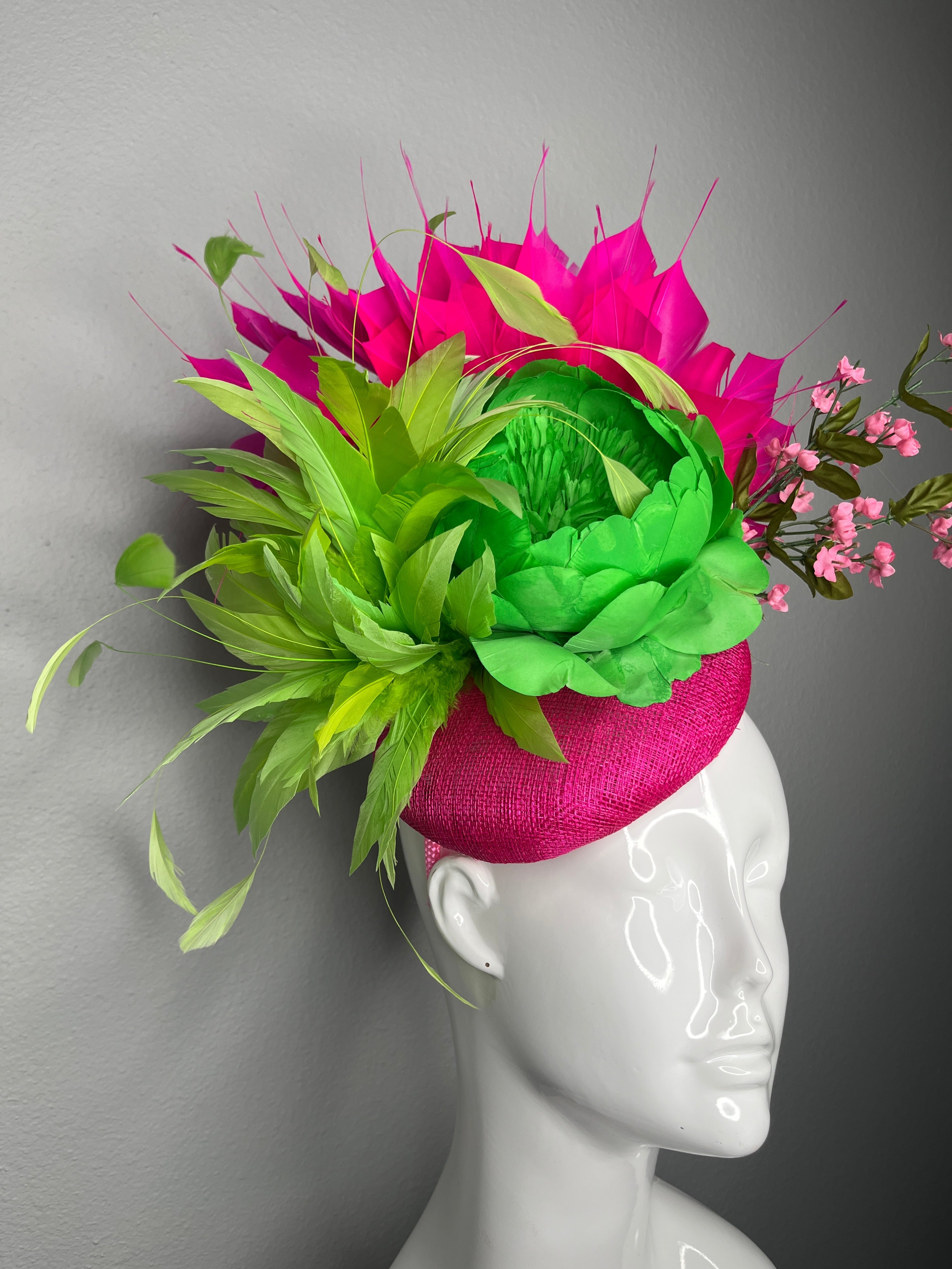 Lime und Leuchtrosa Tropical Bloom Feder Fascinator Hut