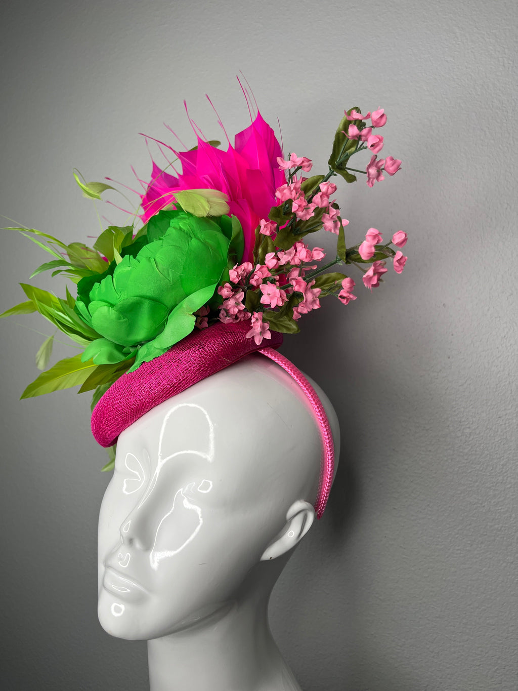 Lime und Leuchtrosa Tropical Bloom Feder Fascinator Hut