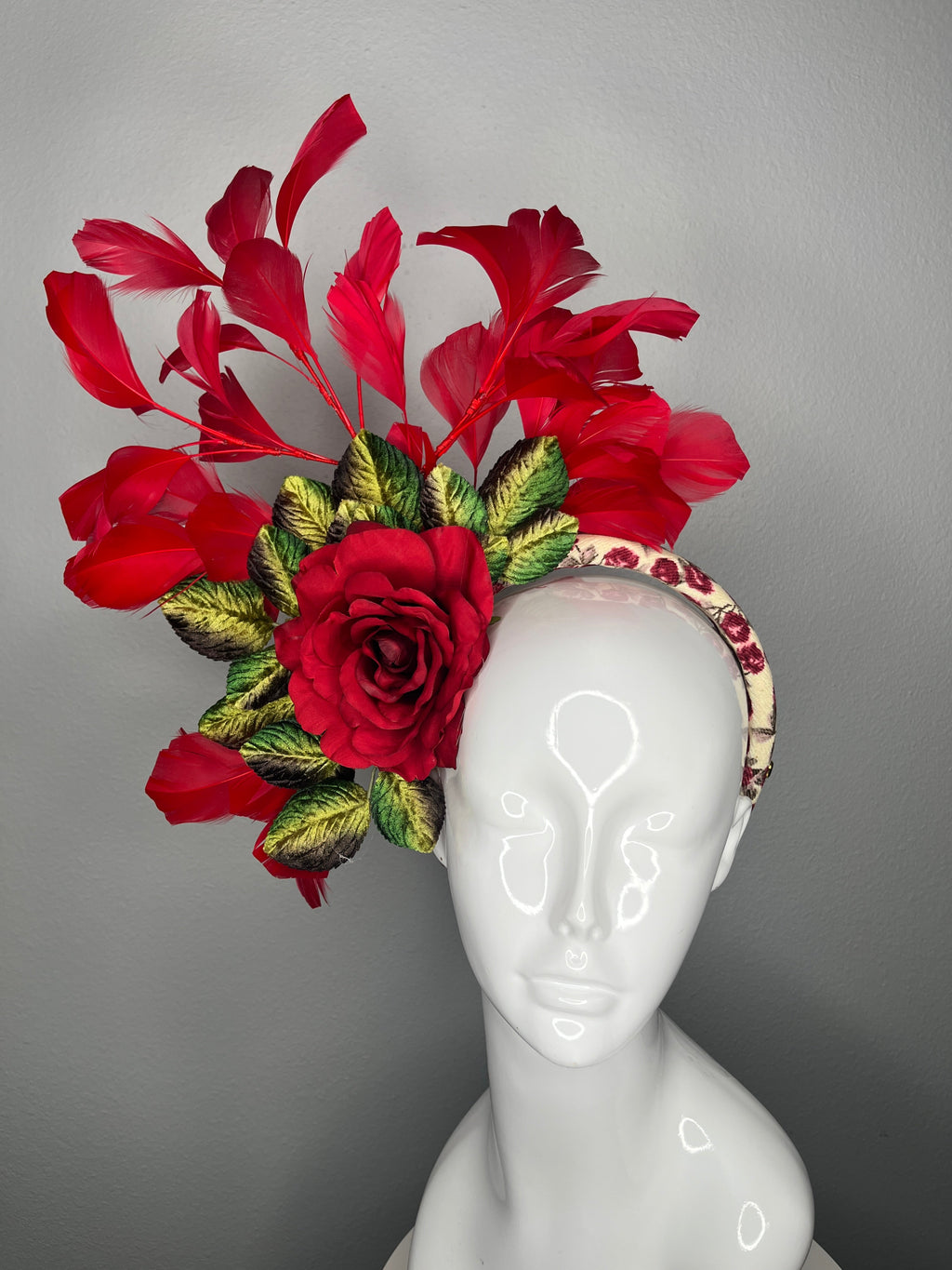 Lauf für den Roses Rot Federn Fascinator-Hut