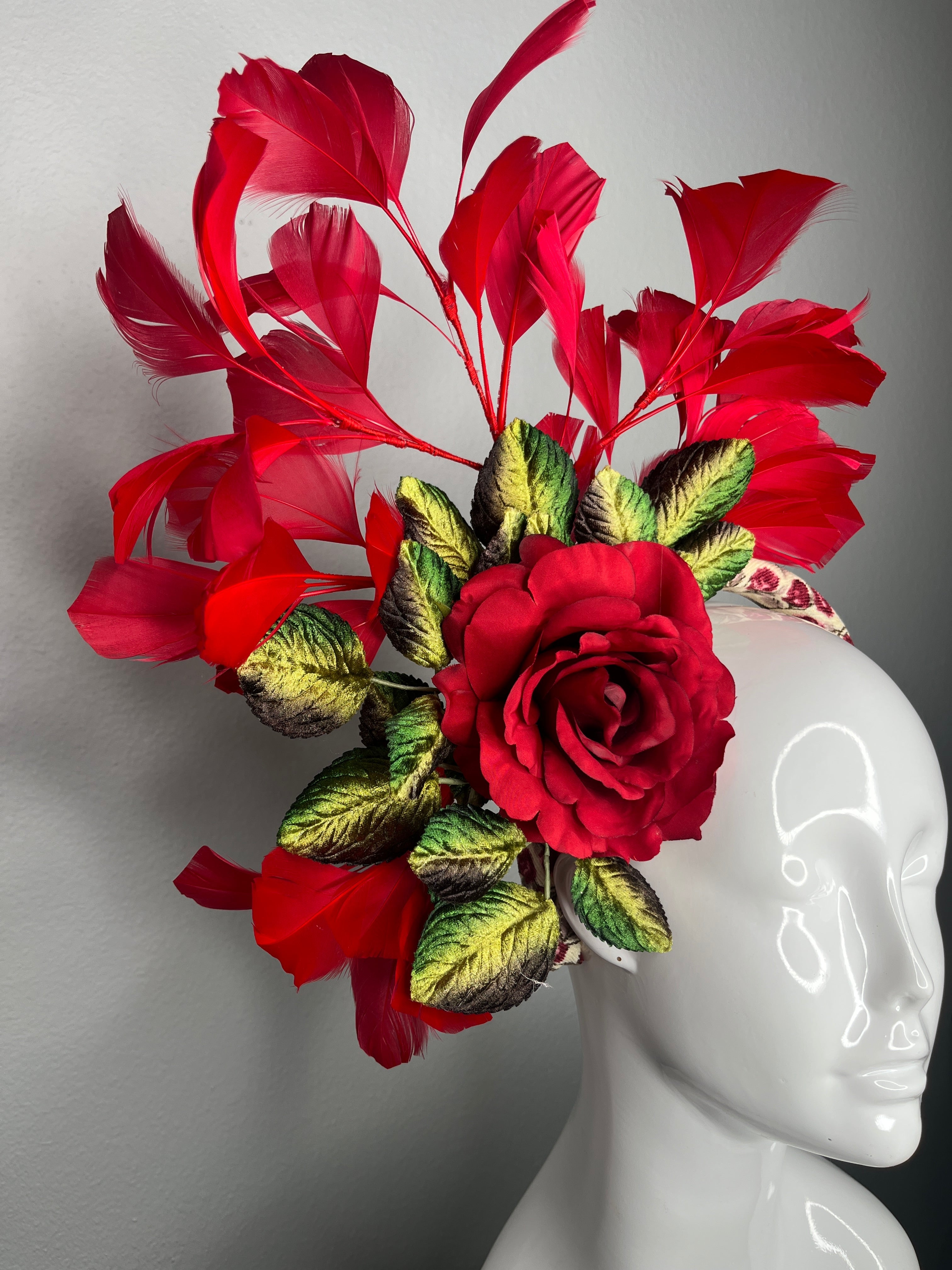 Lauf für den Roses Rot Federn Fascinator-Hut