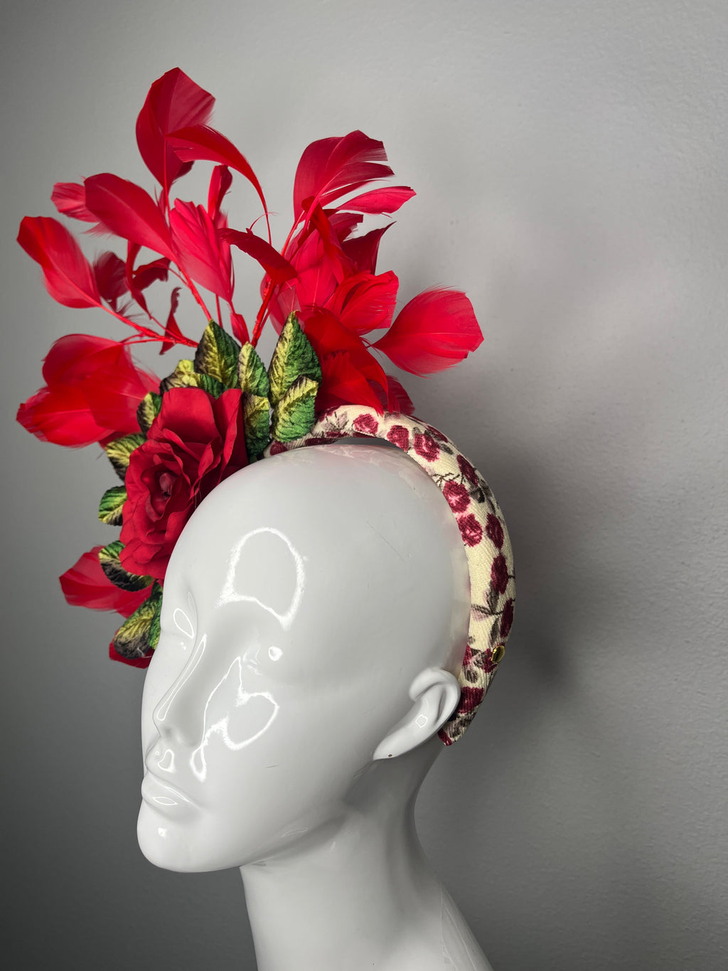 Lauf für den Roses Rot Federn Fascinator-Hut