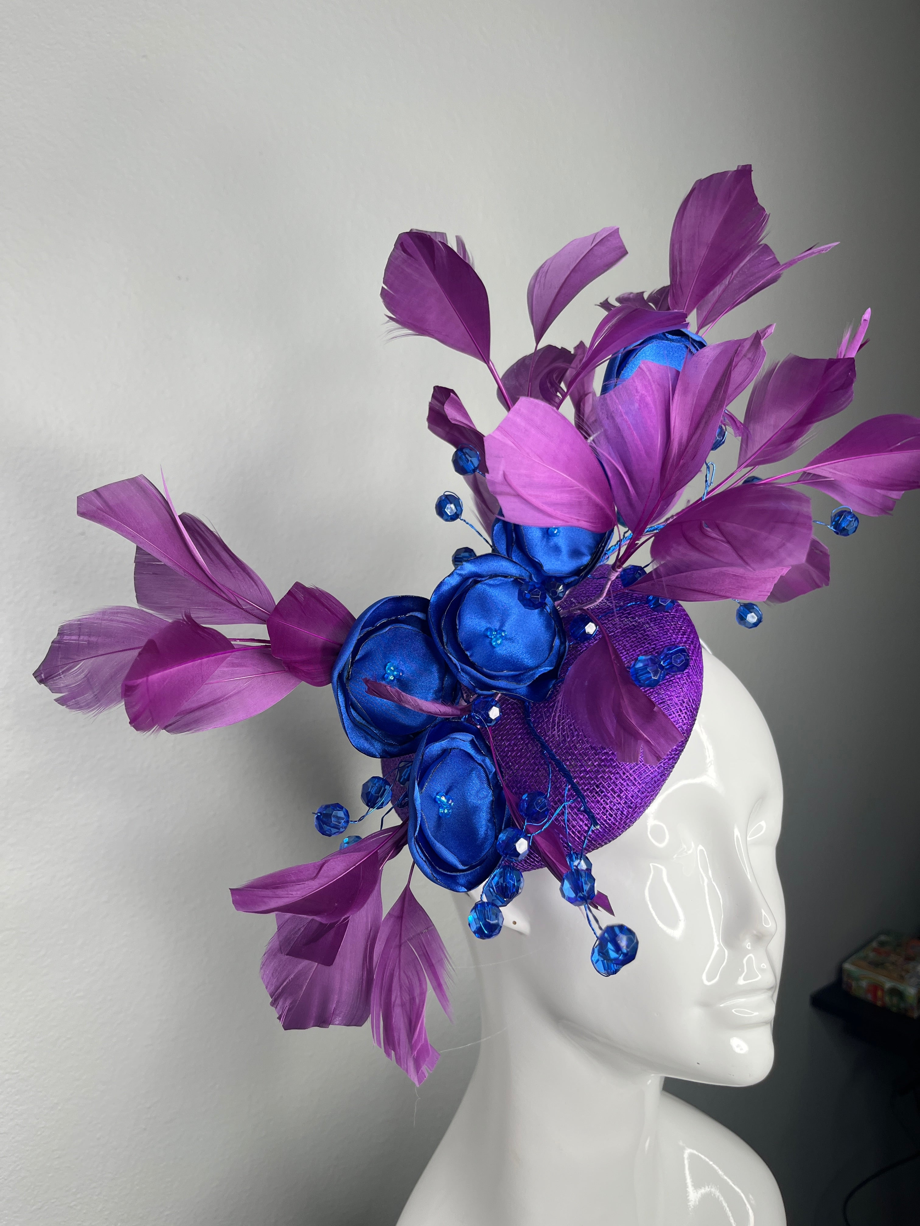 Deep Purple und Königsblau Midnight Bloom Feder Fascinator Hut
