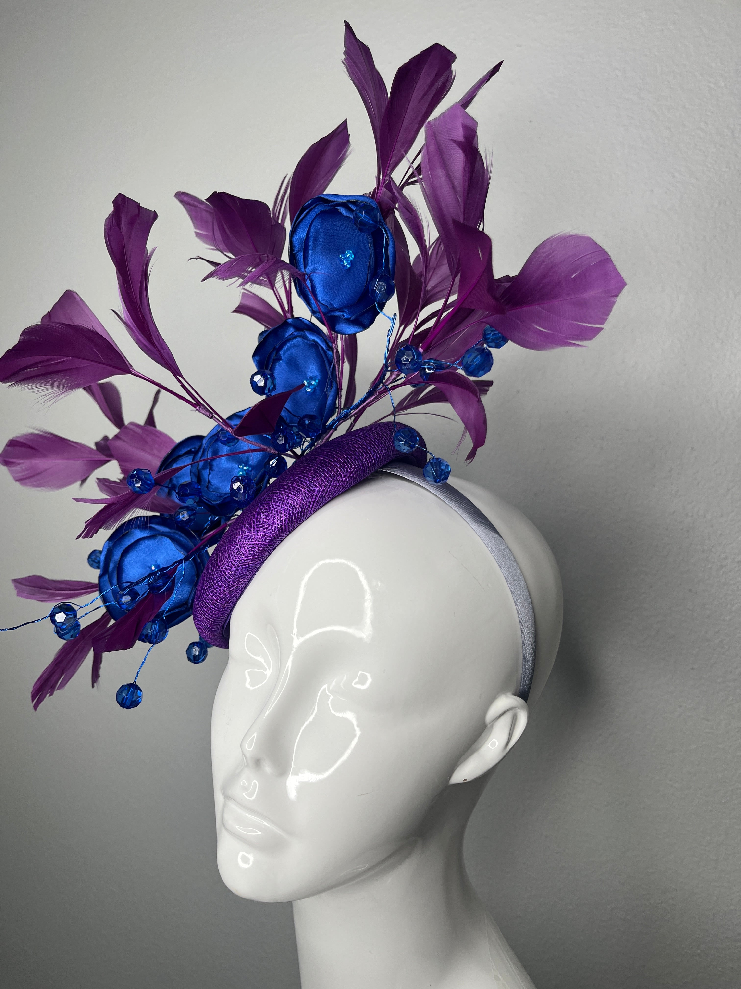 Deep Purple und Königsblau Midnight Bloom Feder Fascinator Hut