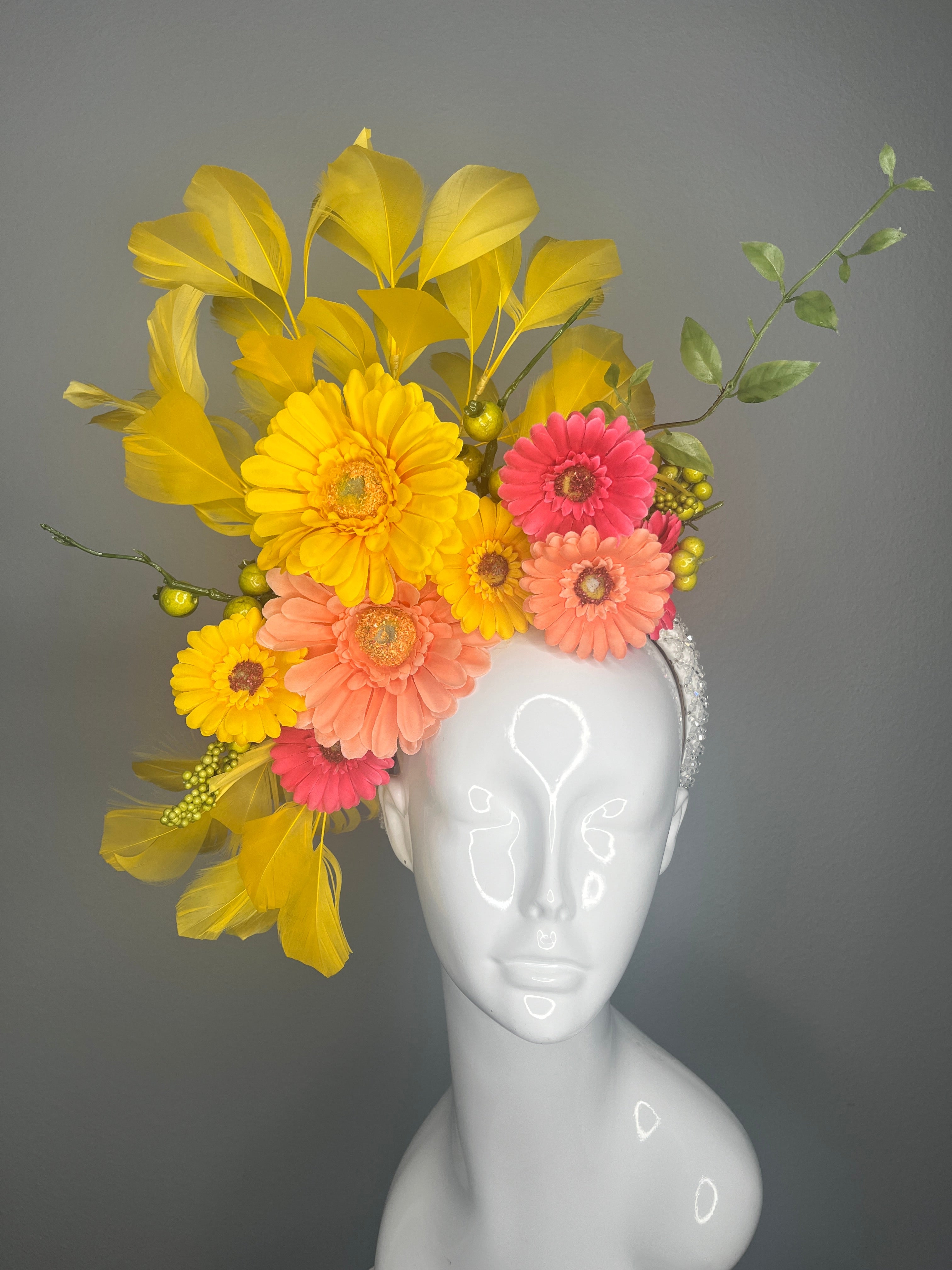 Sunshine Bloom Yellow Federn Fascinator Hut