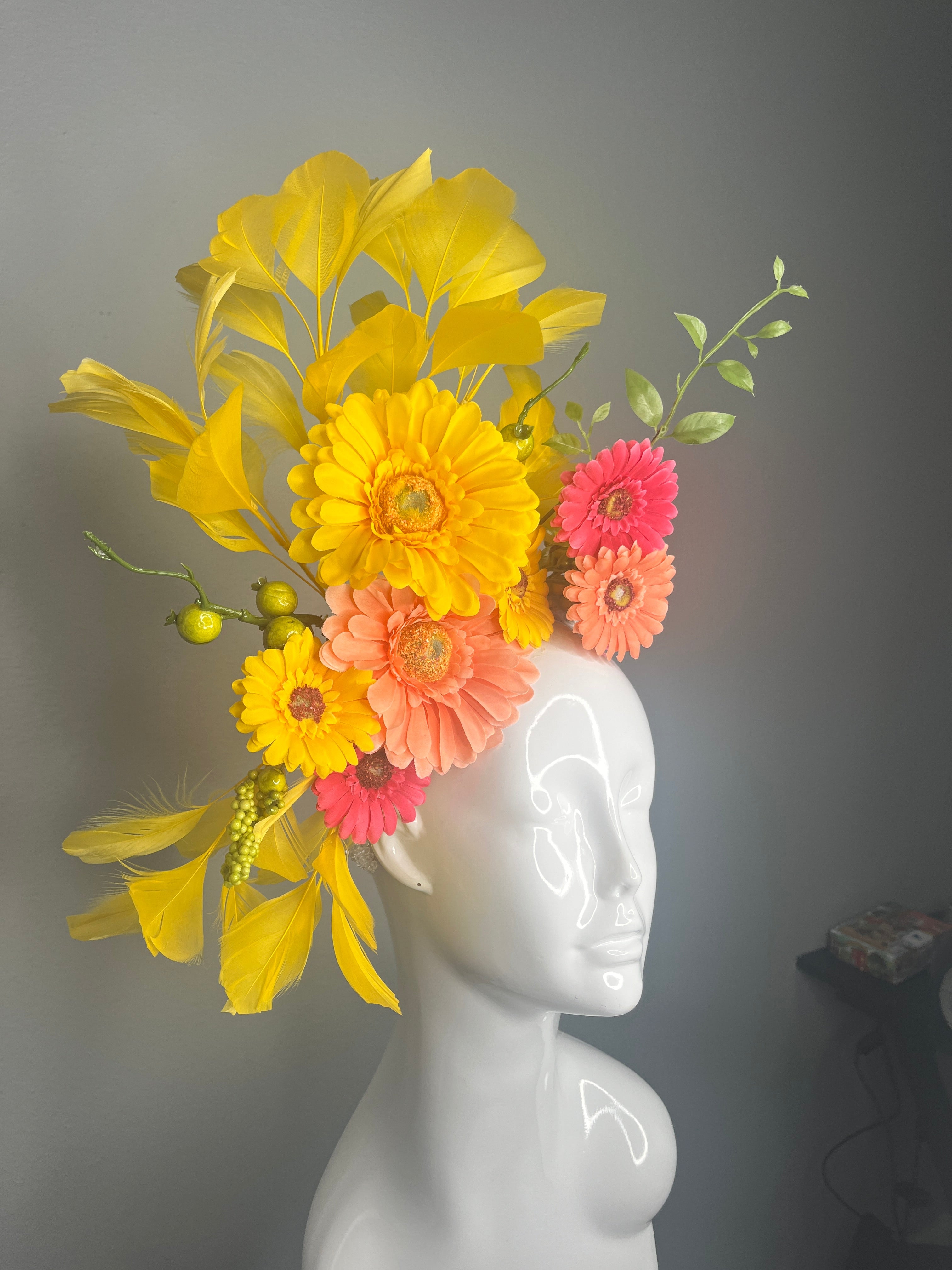 Sunshine Bloom Yellow Federn Fascinator Hut