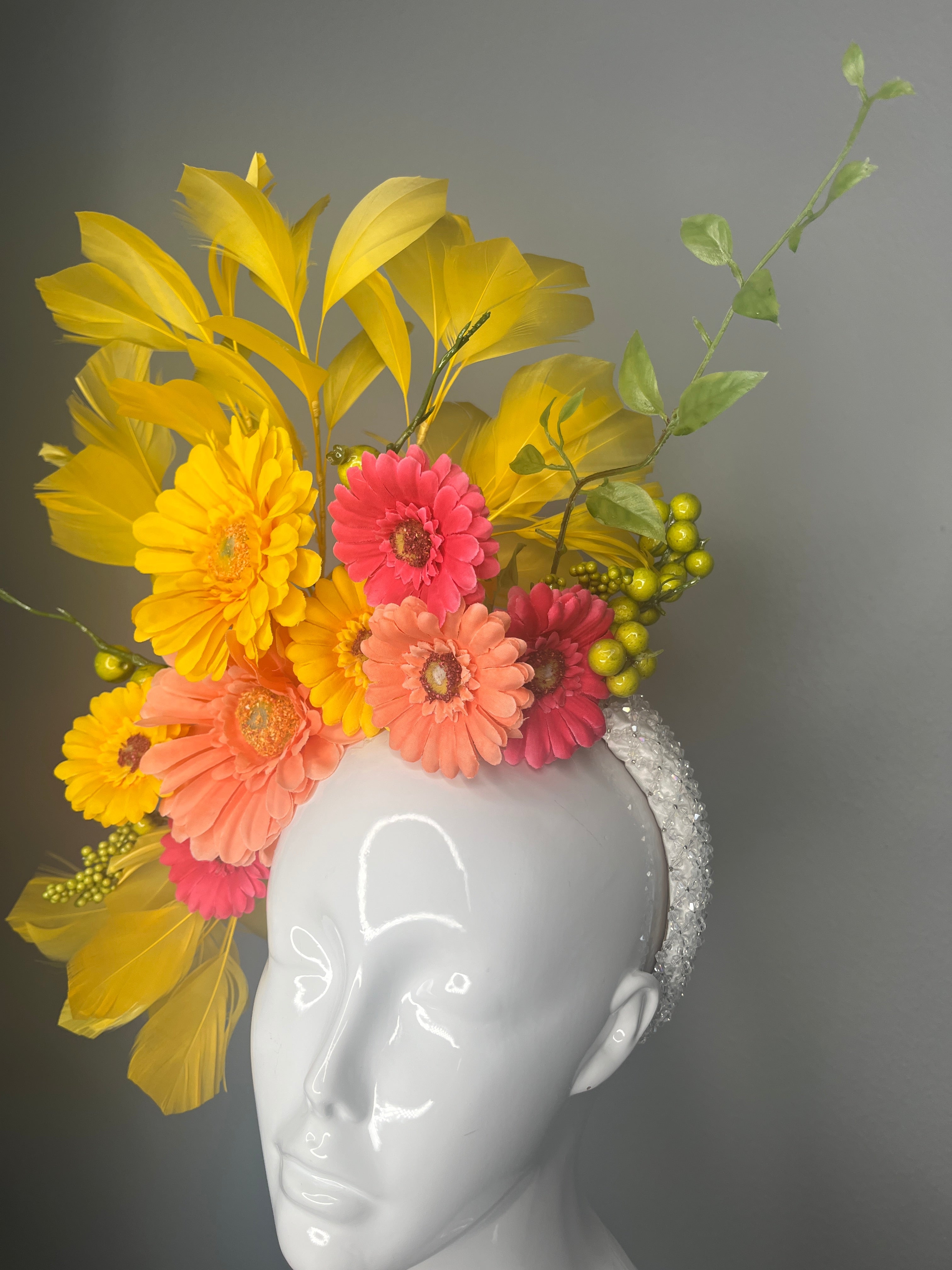 Sunshine Bloom Yellow Federn Fascinator Hut