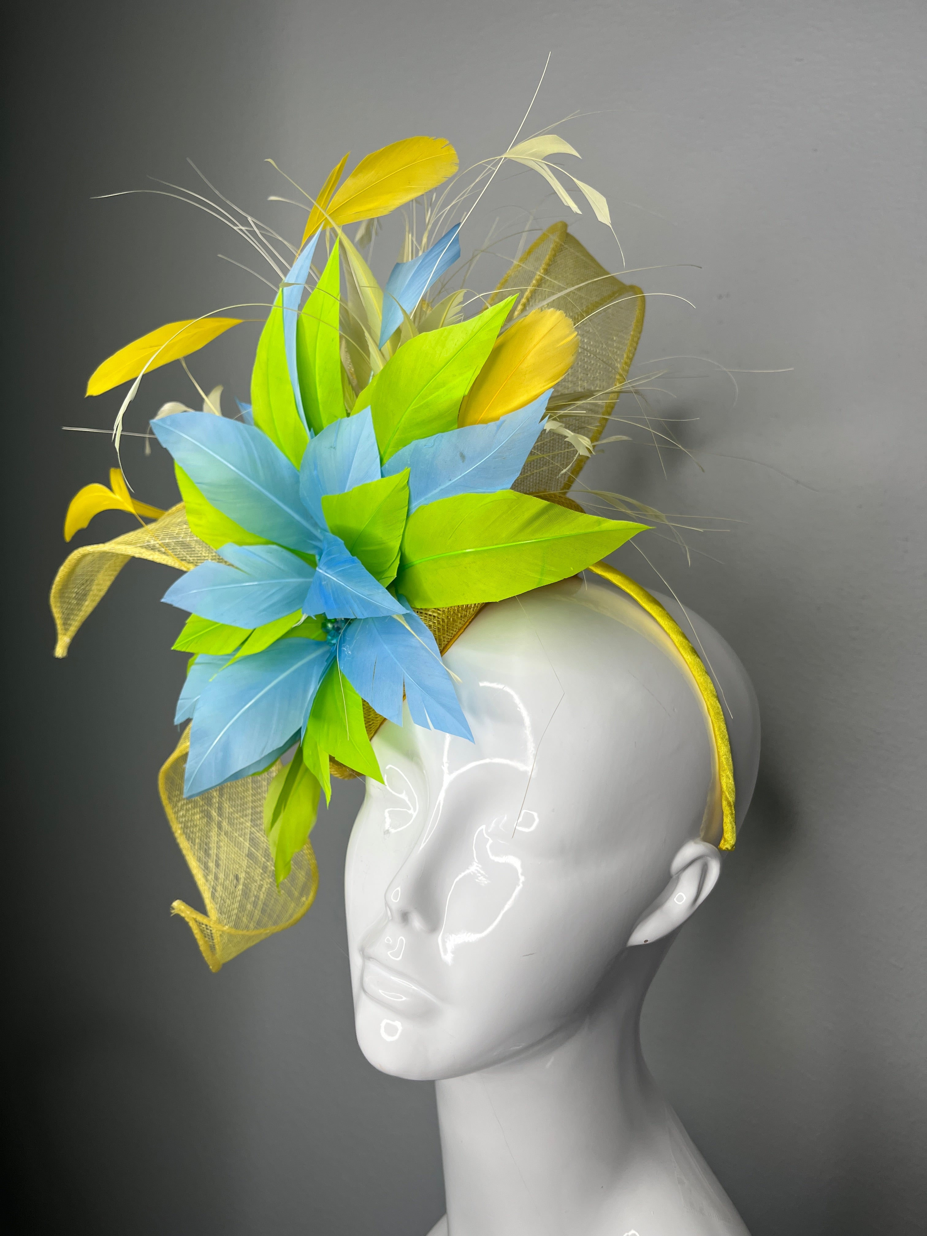 Citrus Breeze Gelb, Grün und Blaue Feder Fascinator Hut