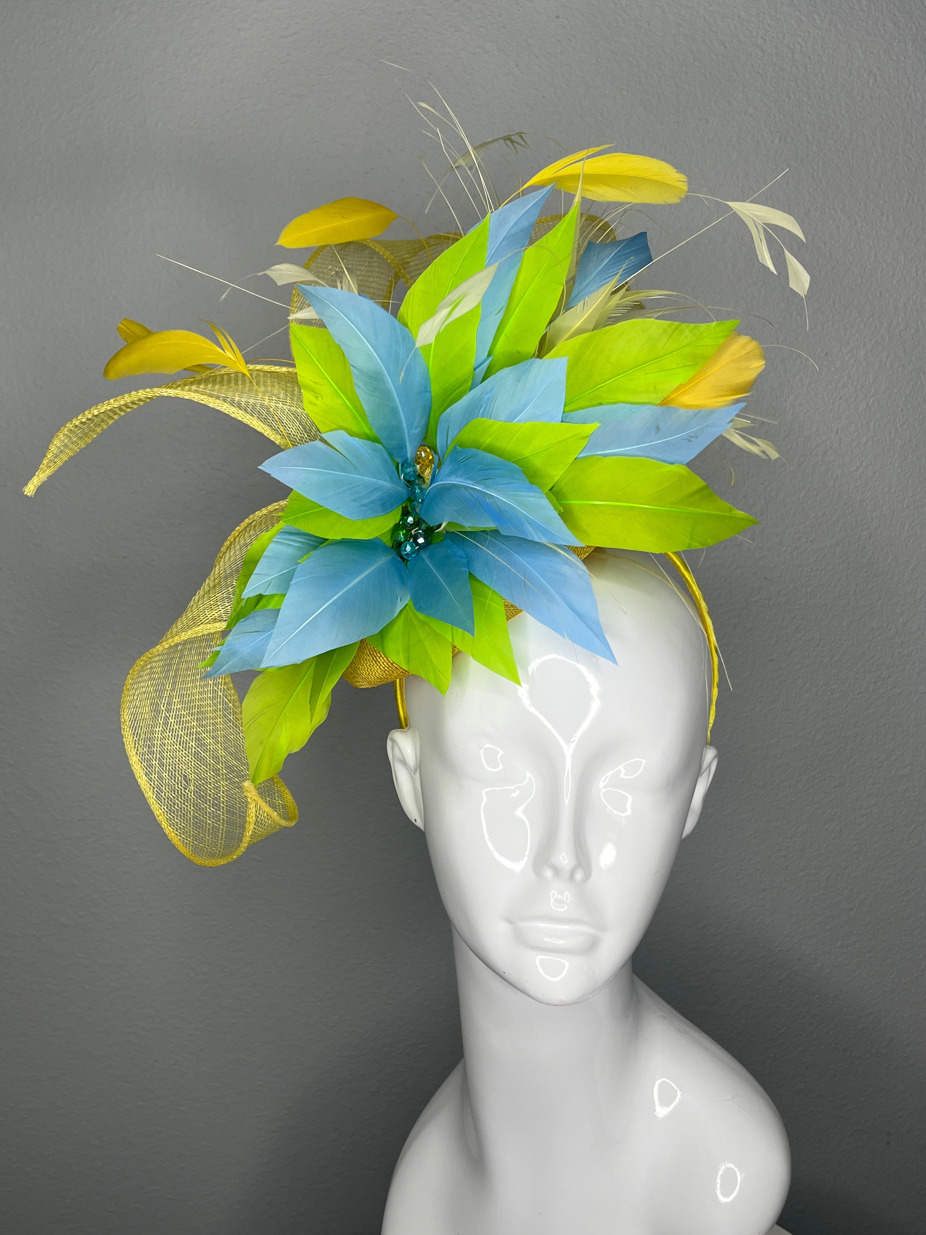 Citrus Breeze Gelb, Grün und Blaue Feder Fascinator Hut