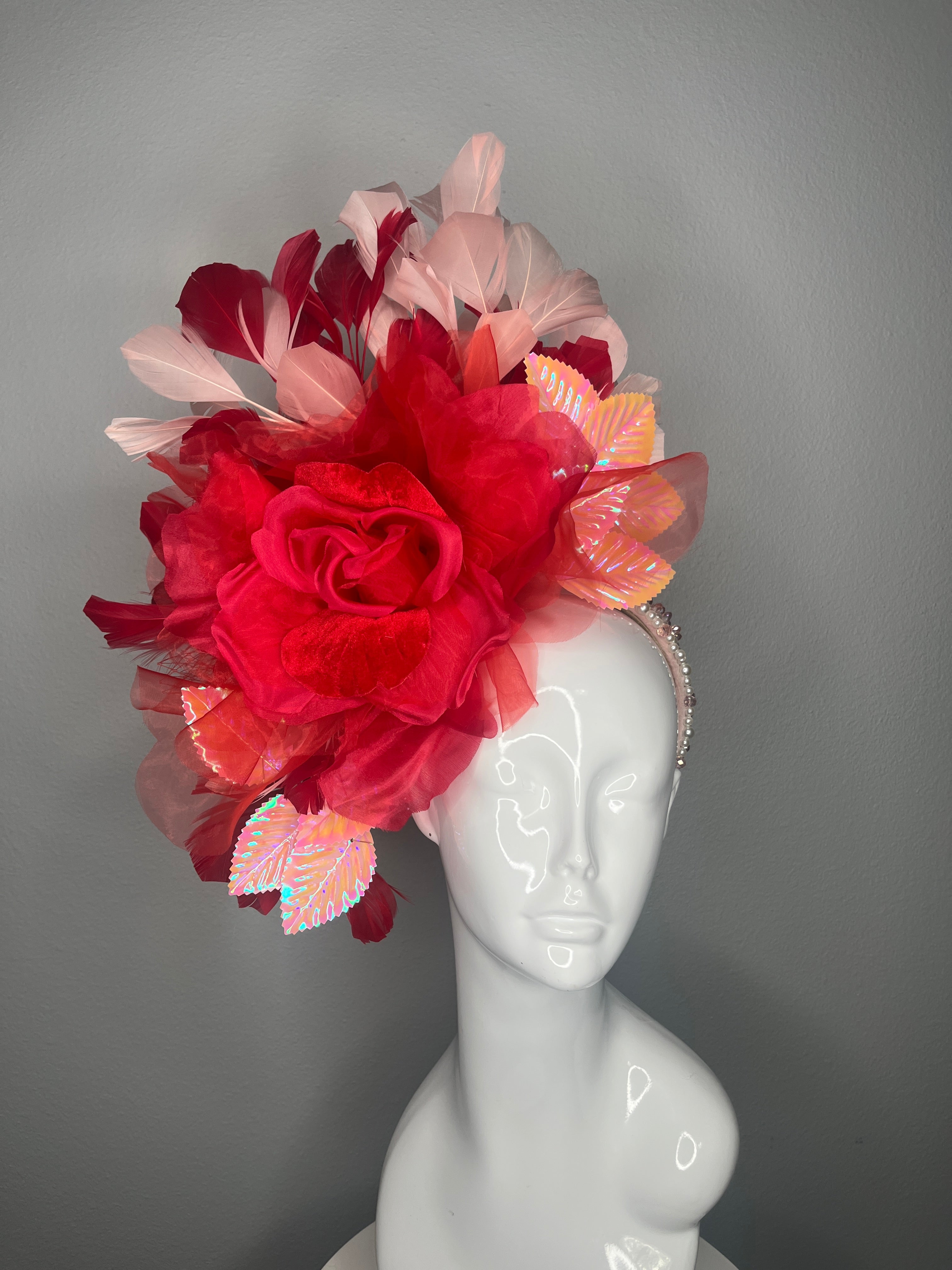 Flaming Rose Rot Federn Fantasy Fascinator-Hut