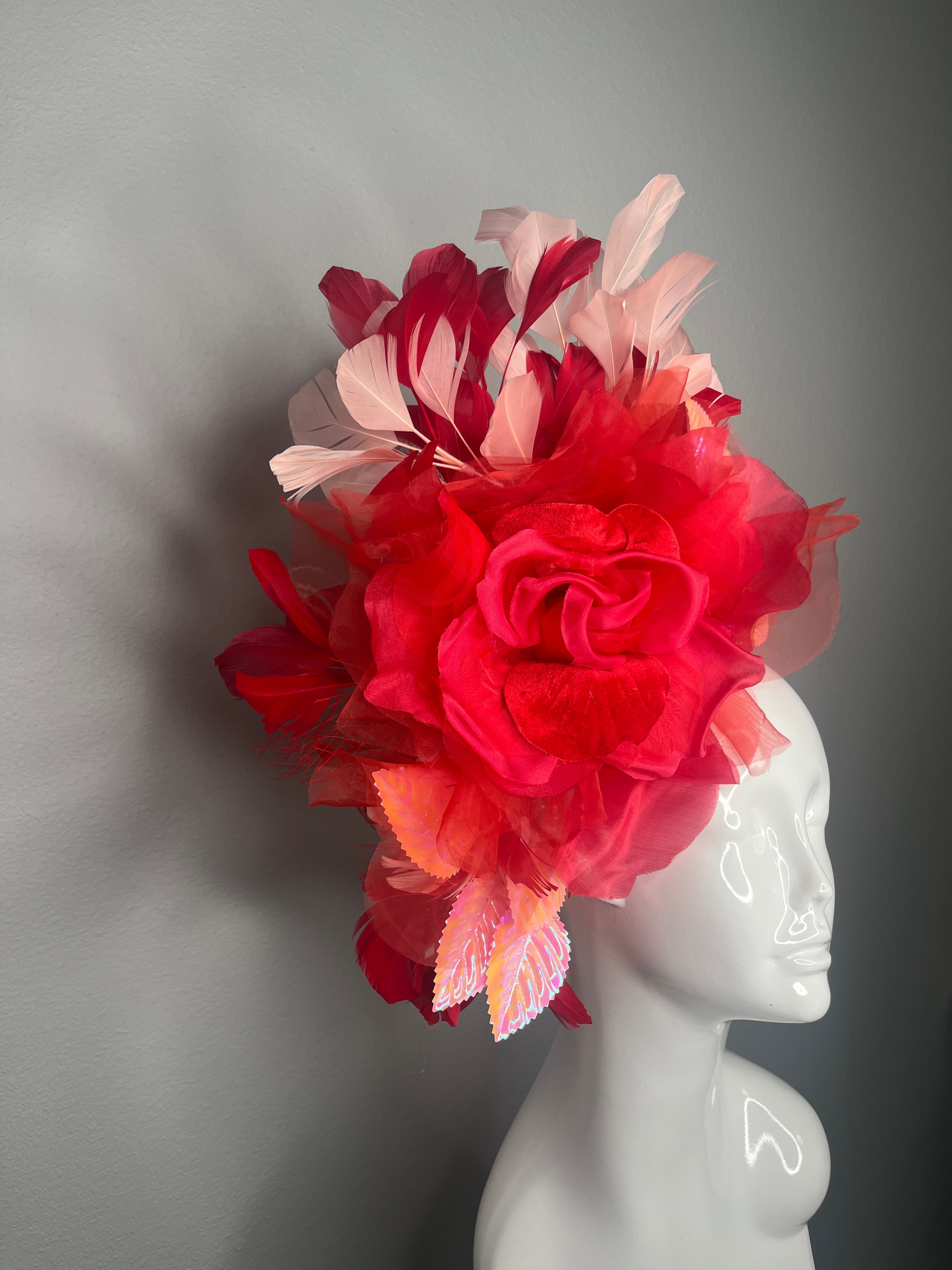 Flaming Rose Rot Federn Fantasy Fascinator-Hut