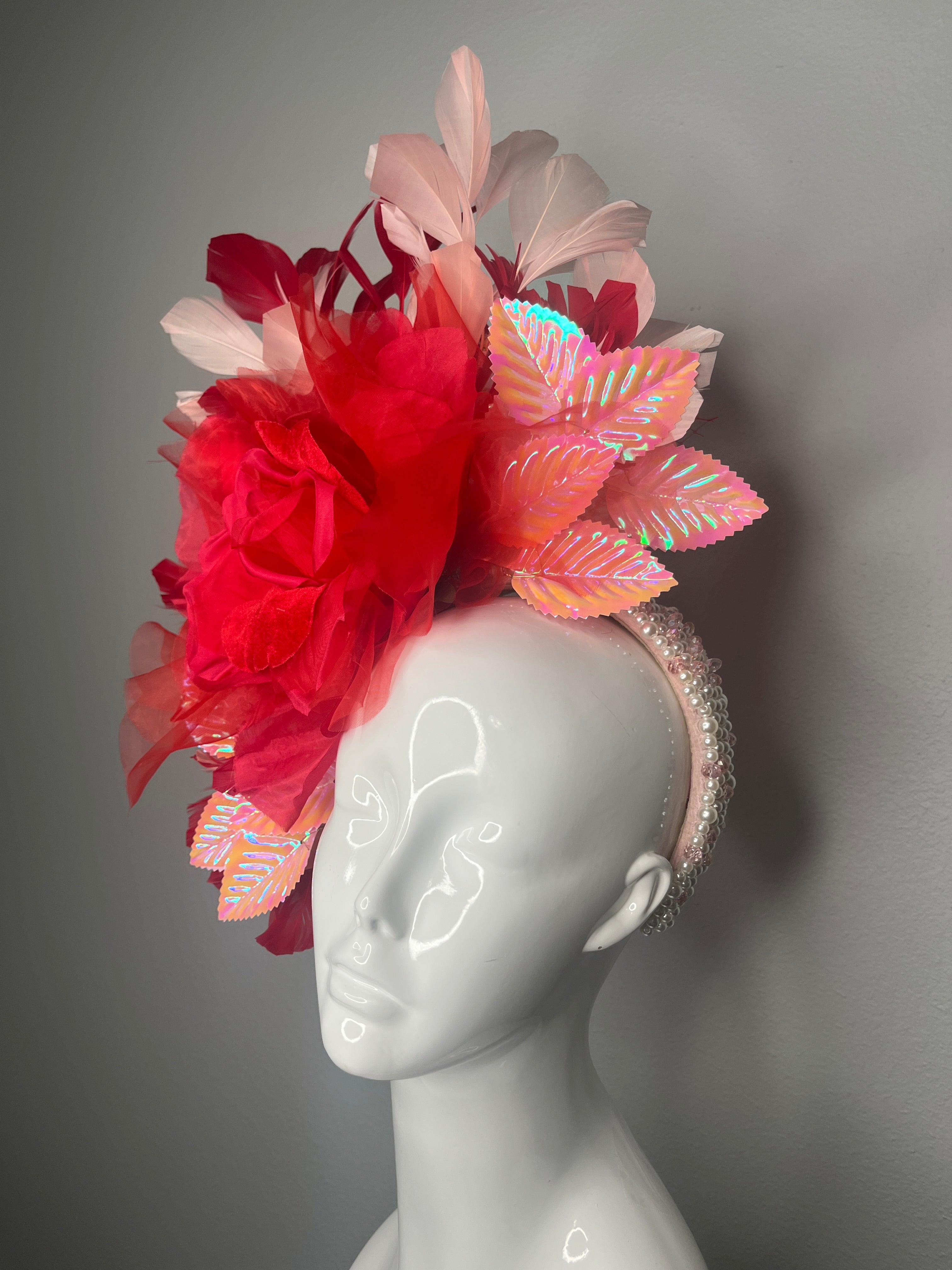 Flaming Rose Rot Federn Fantasy Fascinator-Hut