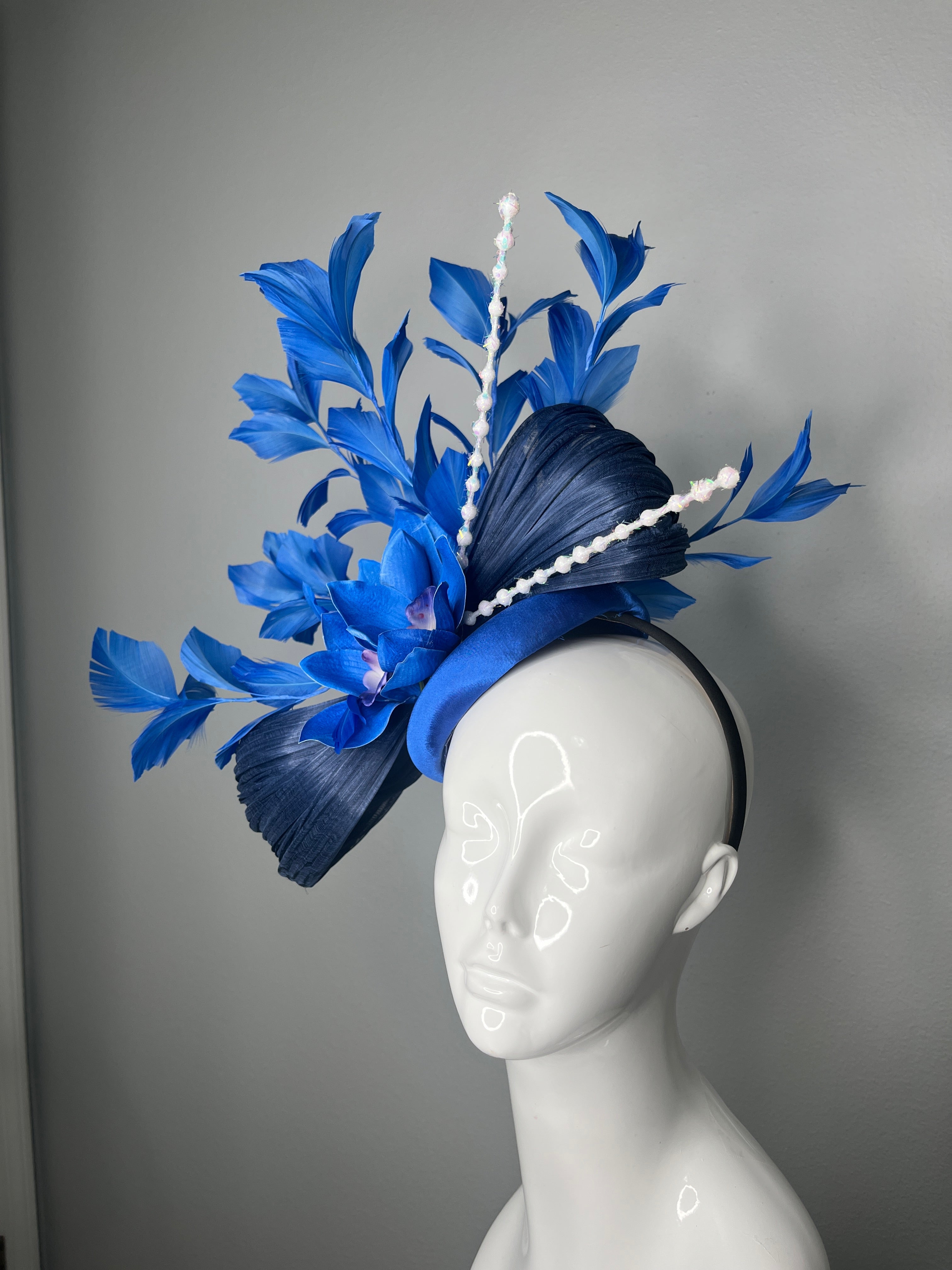Royal Sapphire Blau Orchideenfeder Fascinator Hut