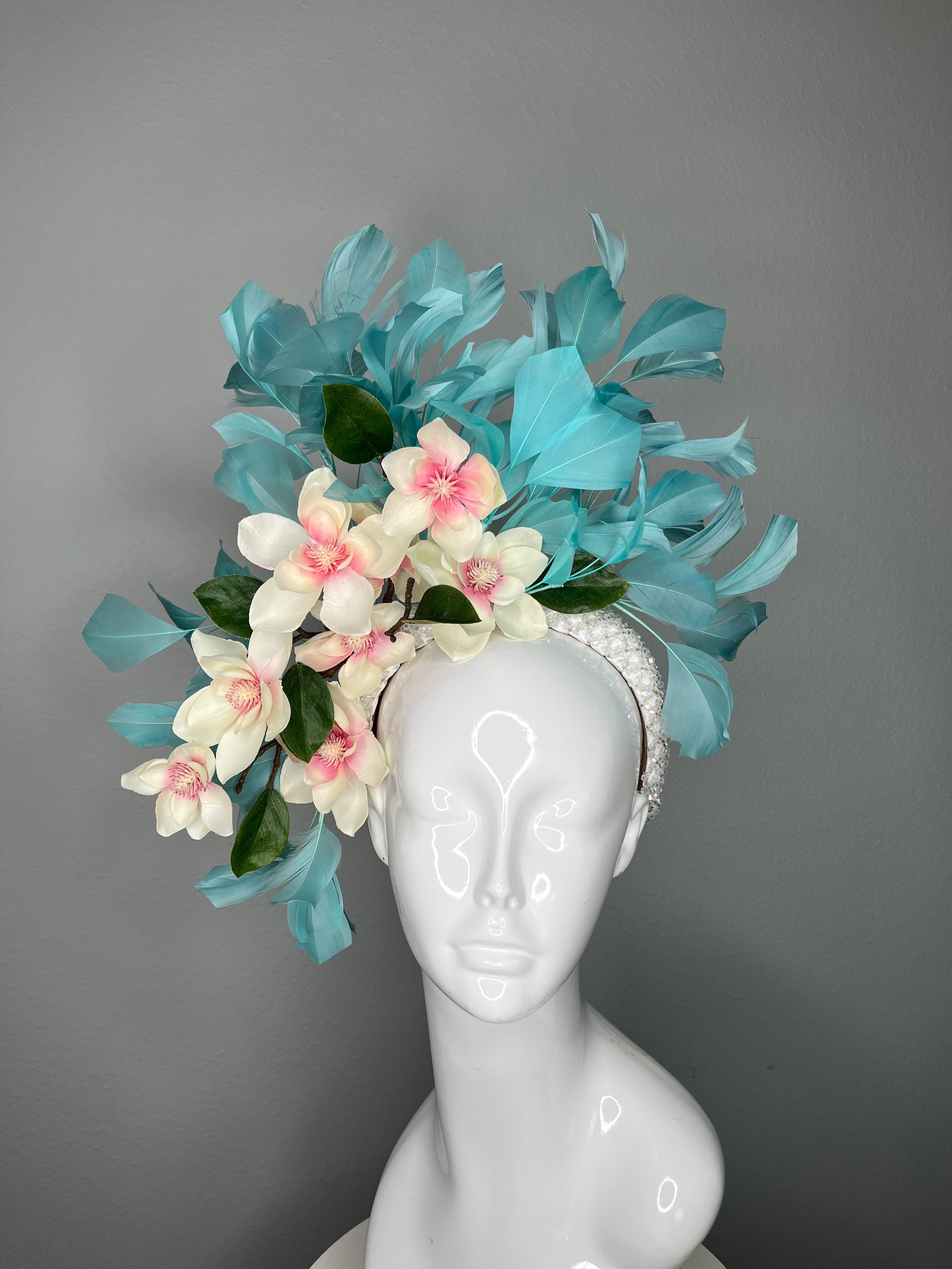 Aqua Magnolia und Feder Statement-Fascinator-Hut
