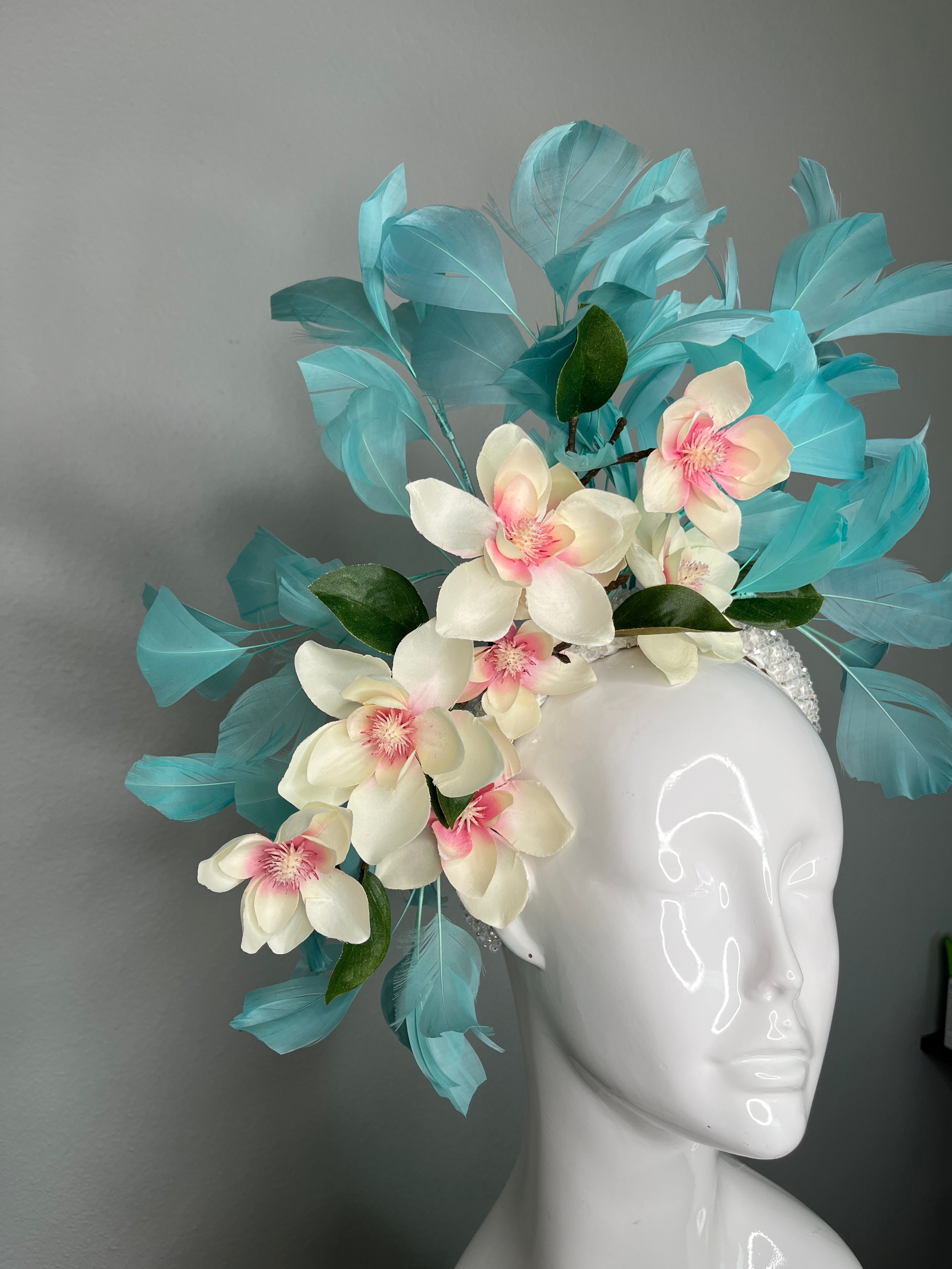Aqua Magnolia und Feder Statement-Fascinator-Hut