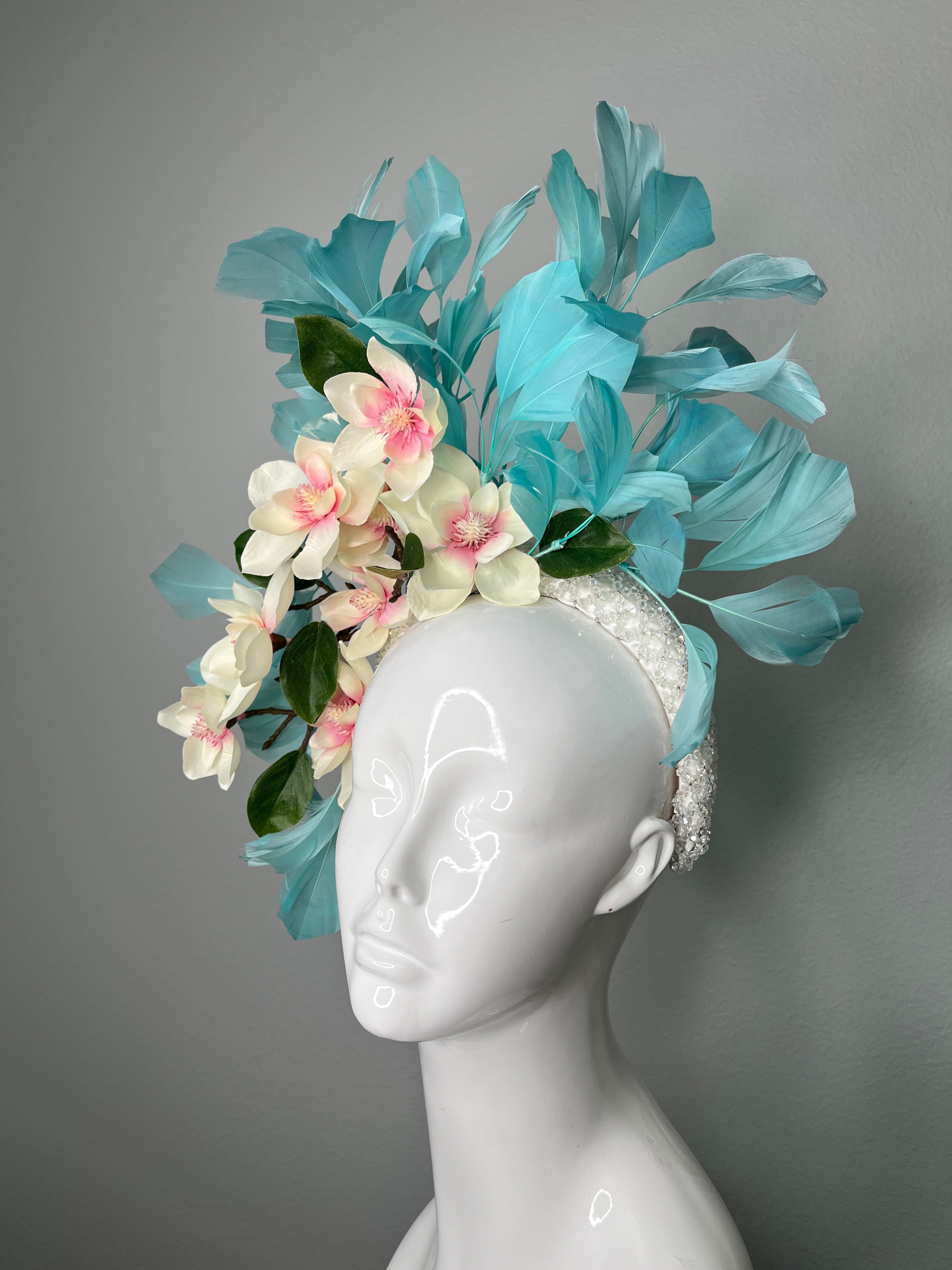 Aqua Magnolia und Feder Statement-Fascinator-Hut