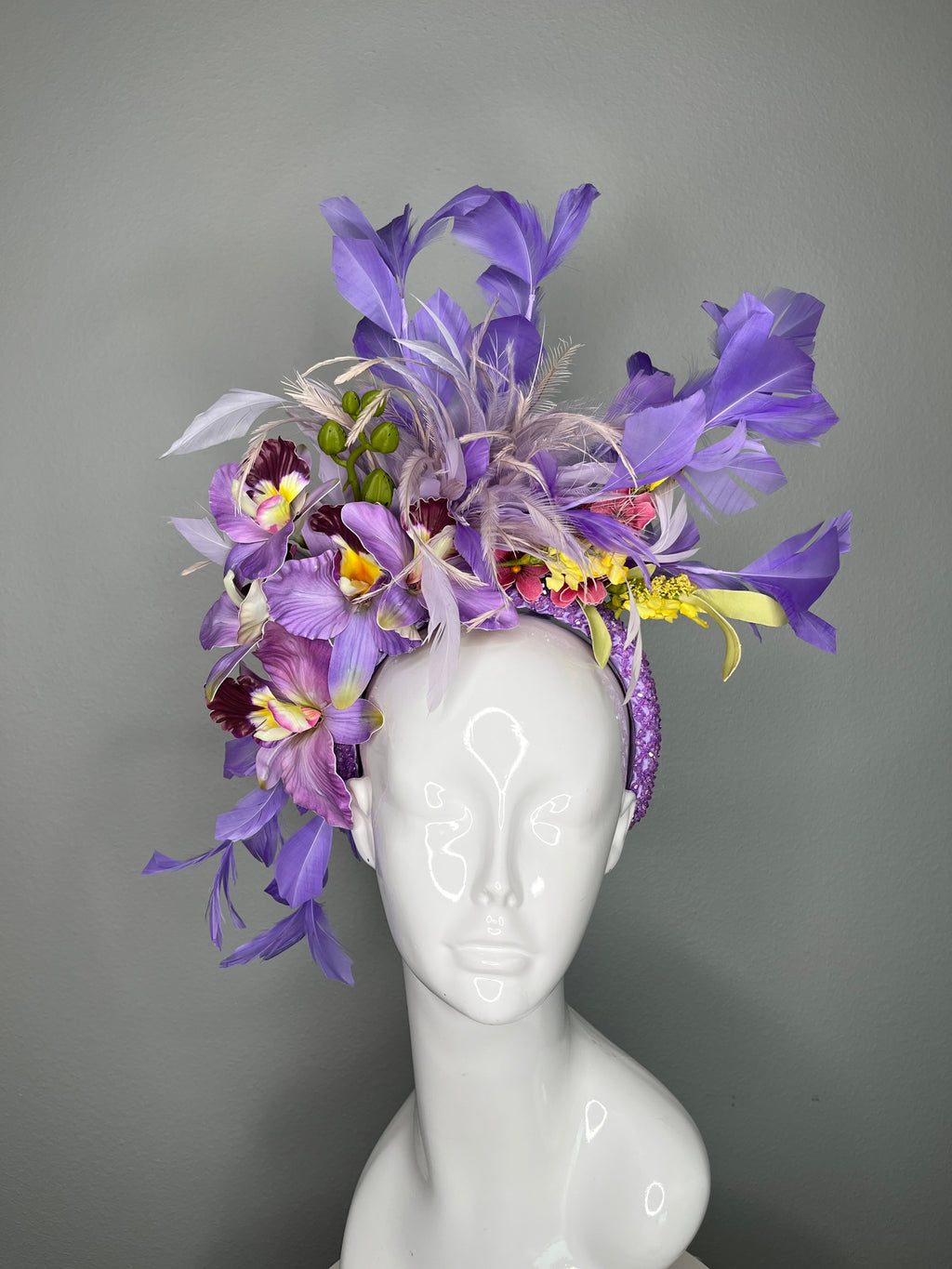 Lavendel Orchidee und Feder Couture-Fascinator Hut