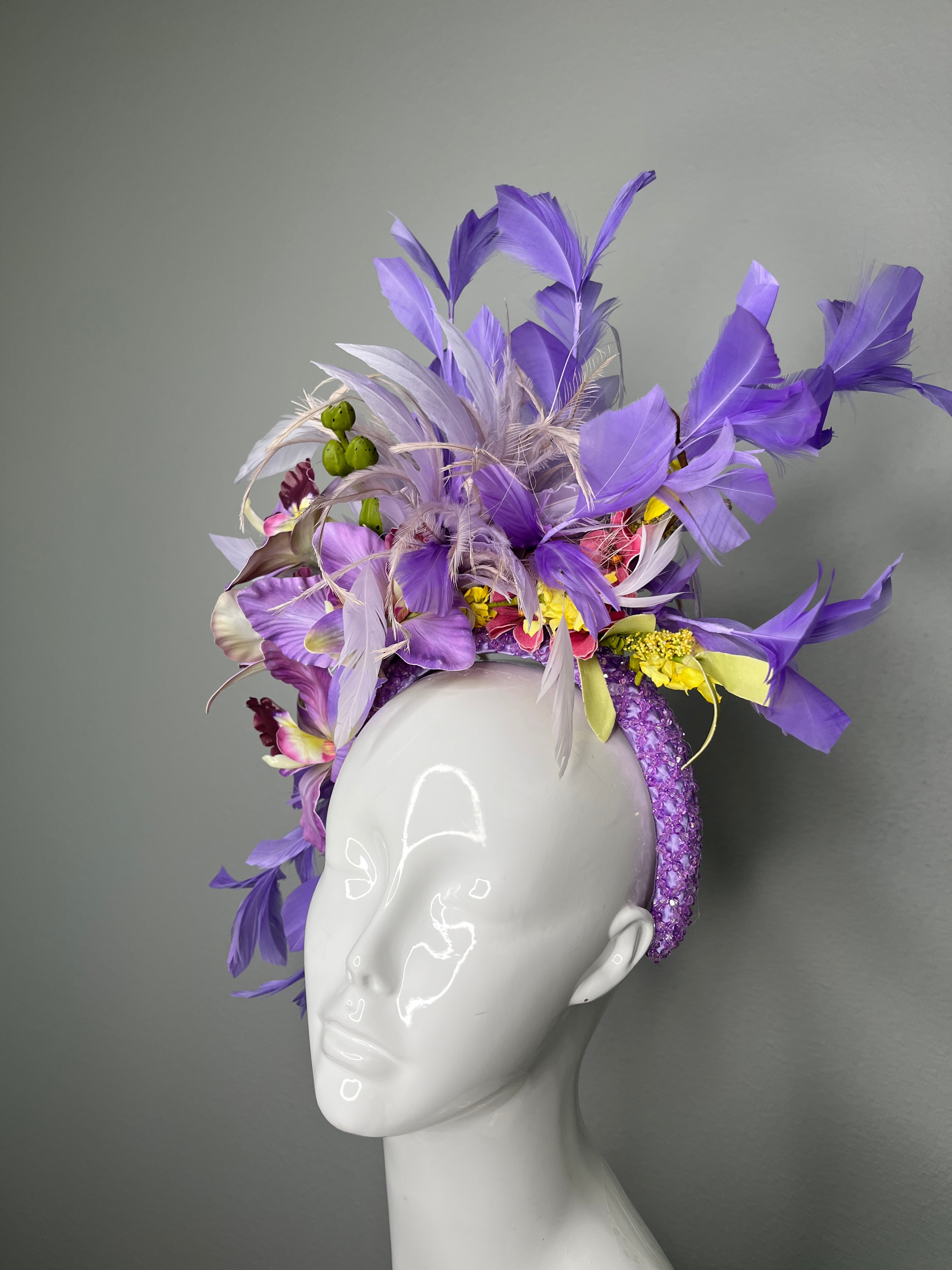 Lavendel Orchidee und Feder Couture-Fascinator Hut