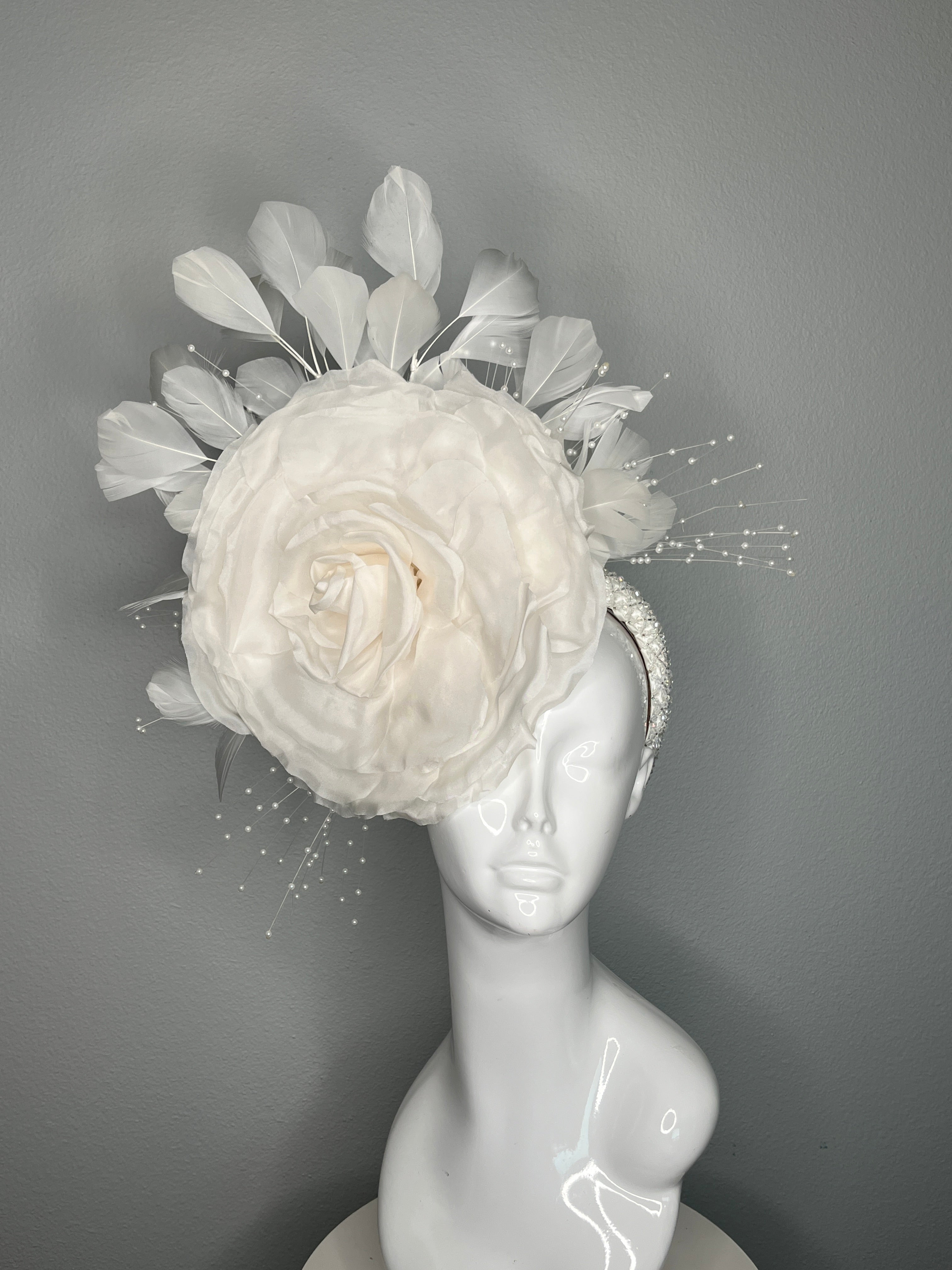 Übergroße weiße Rose Faszinator mit Federn und Perlensprays Couture Derby oder Hochzeit Kopfstück
