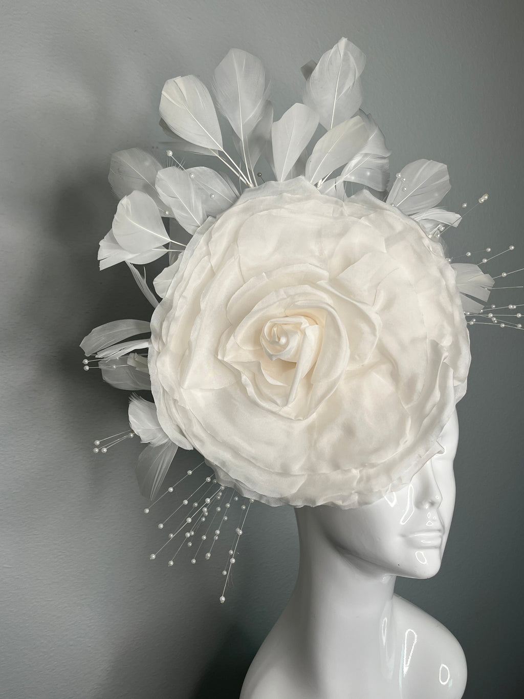 Übergroße weiße Rose Faszinator mit Federn und Perlensprays Couture Derby oder Hochzeit Kopfstück