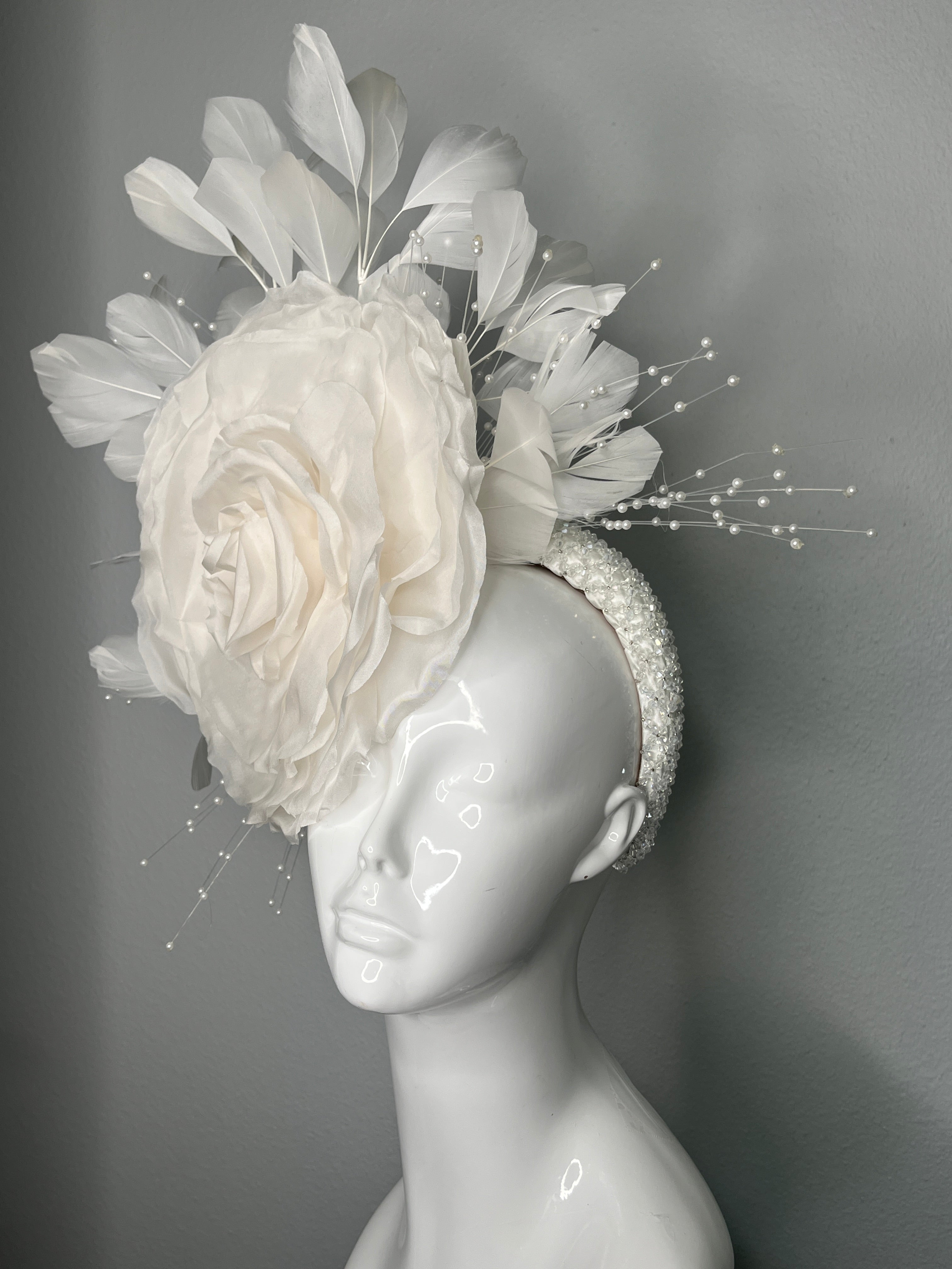 Übergroße weiße Rose Faszinator mit Federn und Perlensprays Couture Derby oder Hochzeit Kopfstück