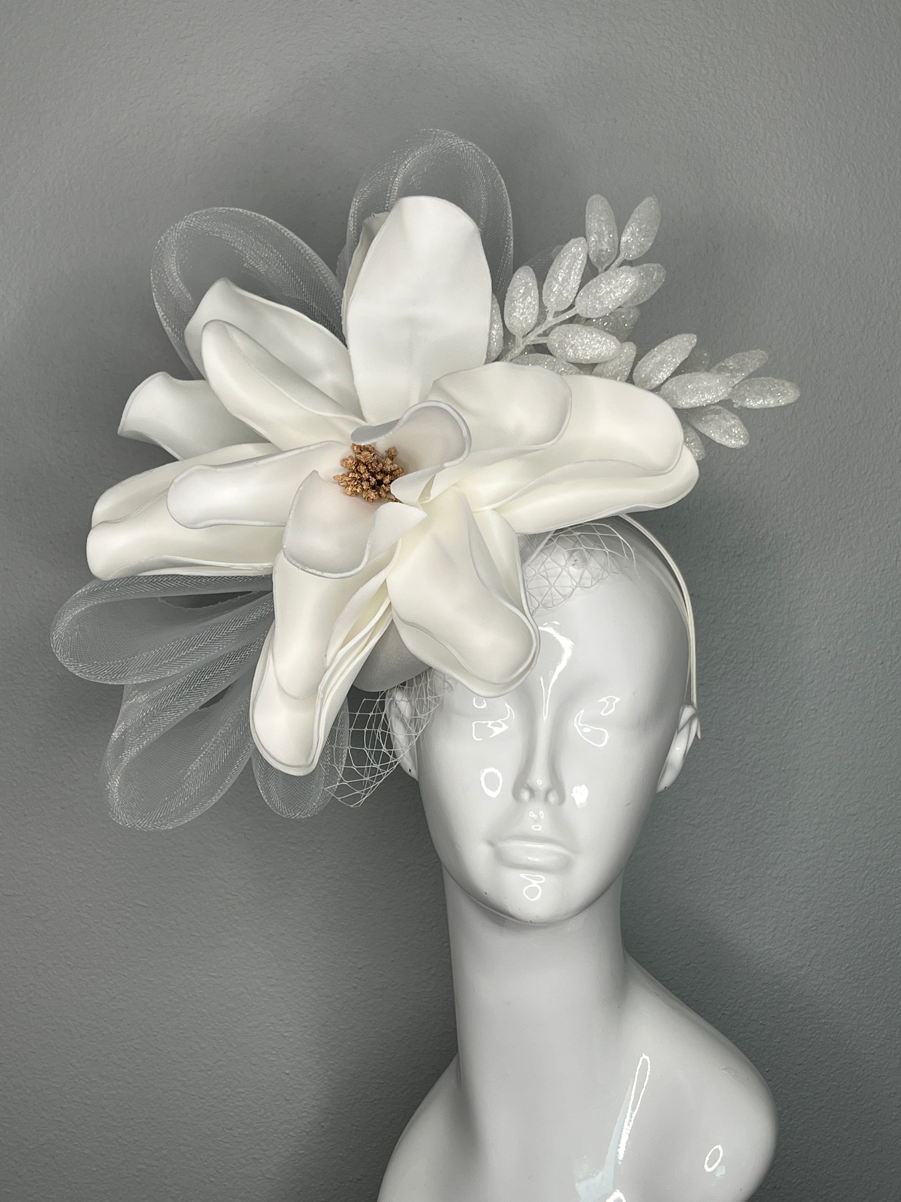 Weiße Magnolie Fascinator mit Glitter Akzente und Mesh Loops – Elegante Derby oder Hochzeit Kopfstück