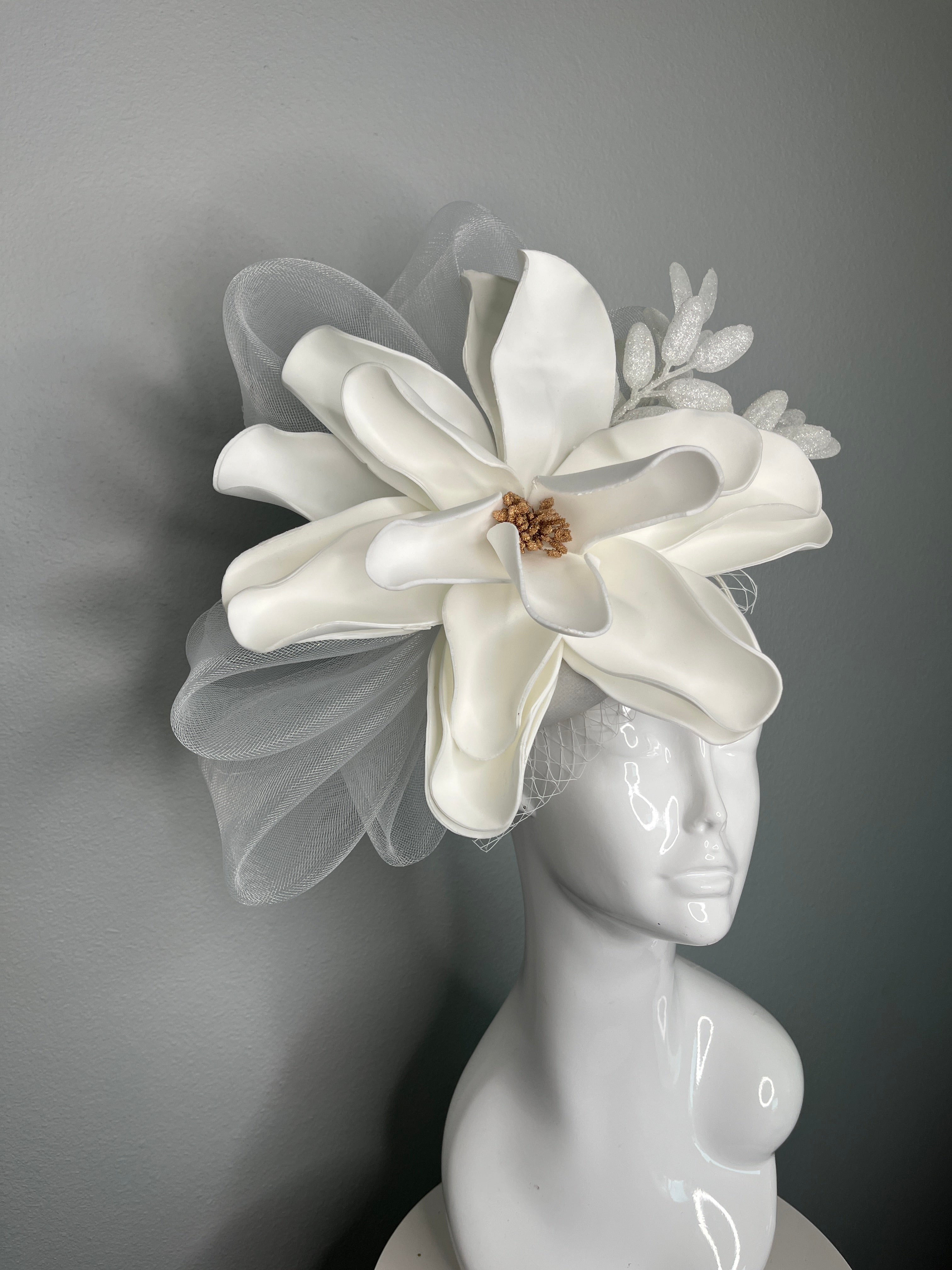 Weiße Magnolie Fascinator mit Glitter Akzente und Mesh Loops – Elegante Derby oder Hochzeit Kopfstück