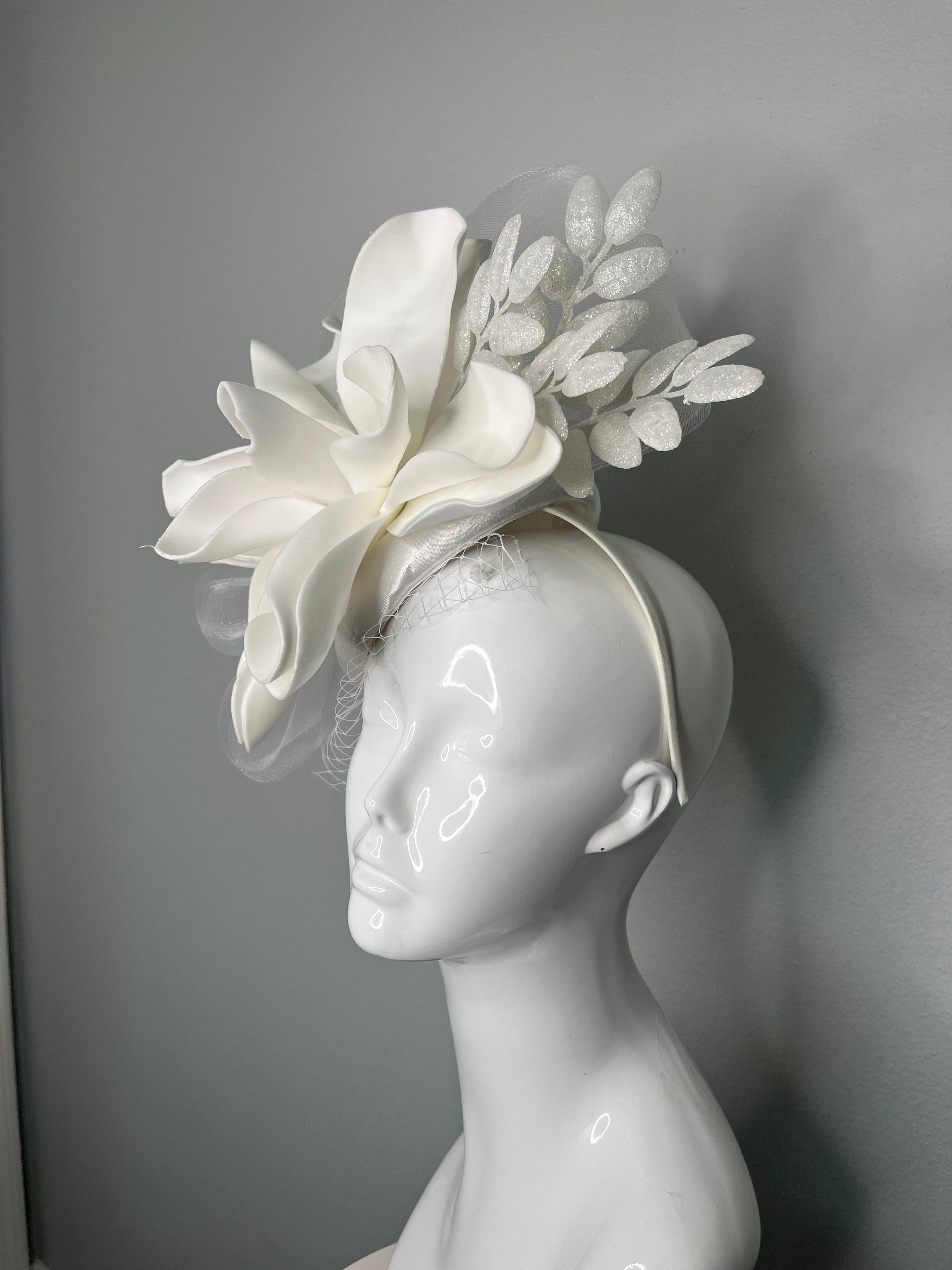 Weiße Magnolie Fascinator mit Glitter Akzente und Mesh Loops – Elegante Derby oder Hochzeit Kopfstück